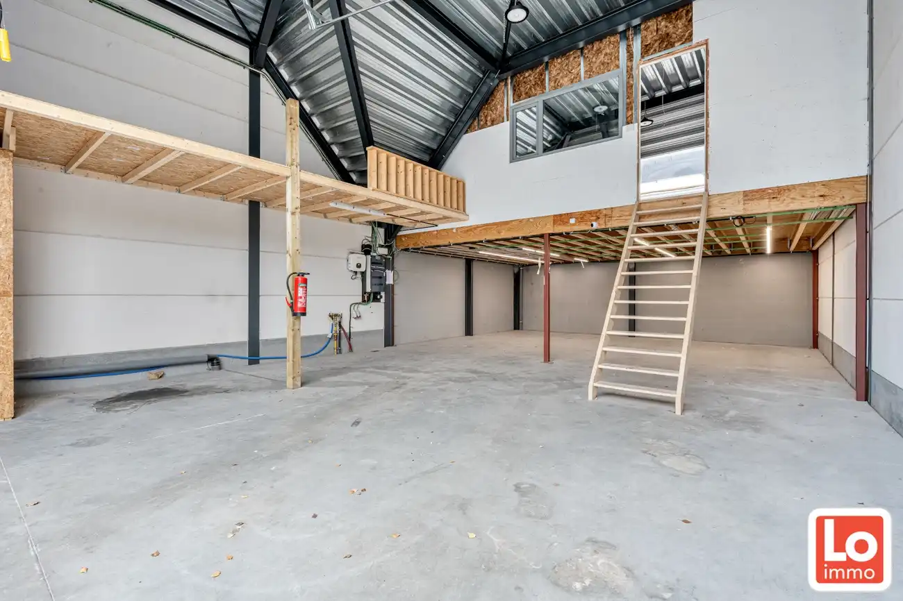 Recent magazijn met +/- 170m² bruikbare ruimte op topligging! foto 3