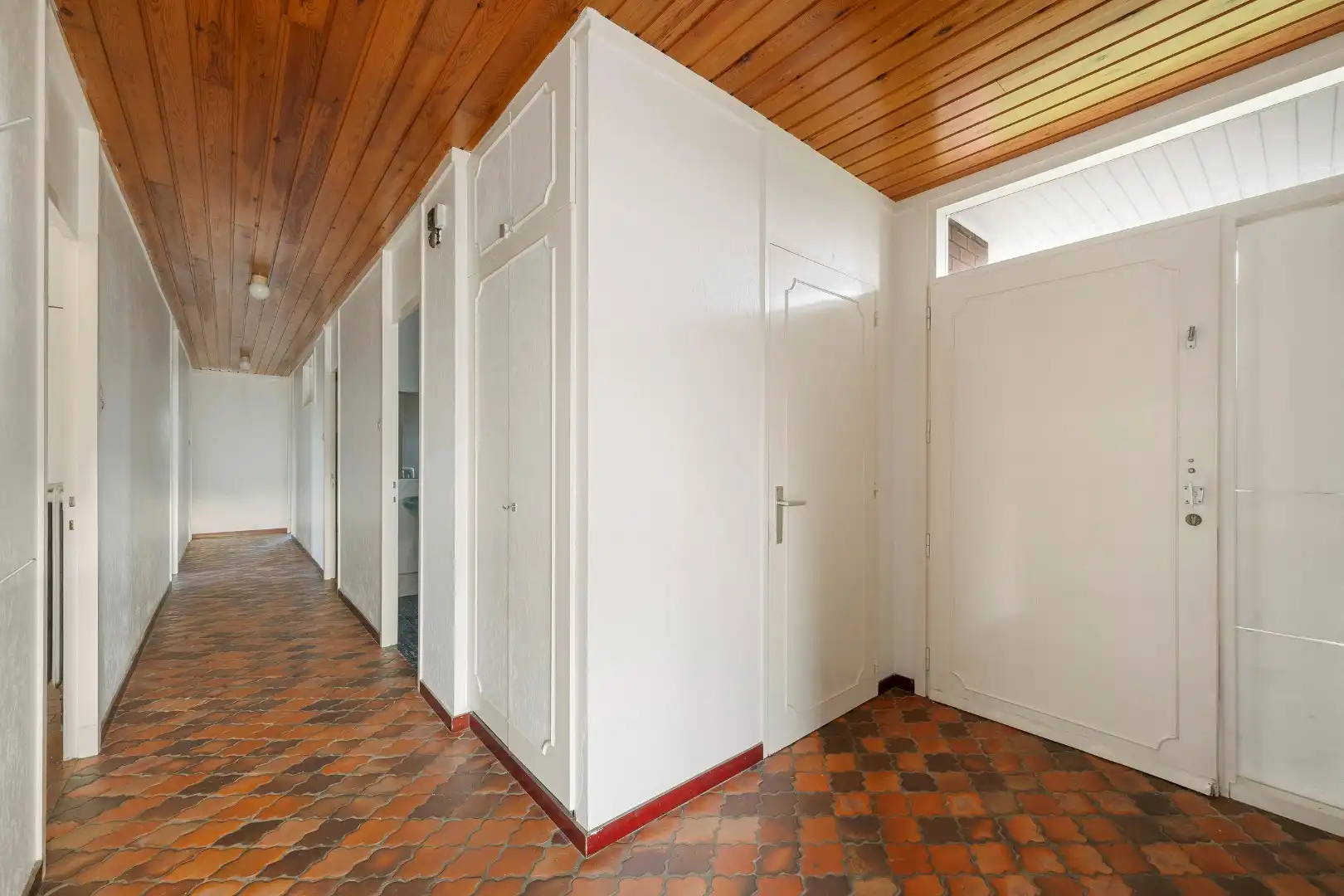 Gelijkvloerse woning met 3 slaapkamers, ruime garage en tuin. foto 8