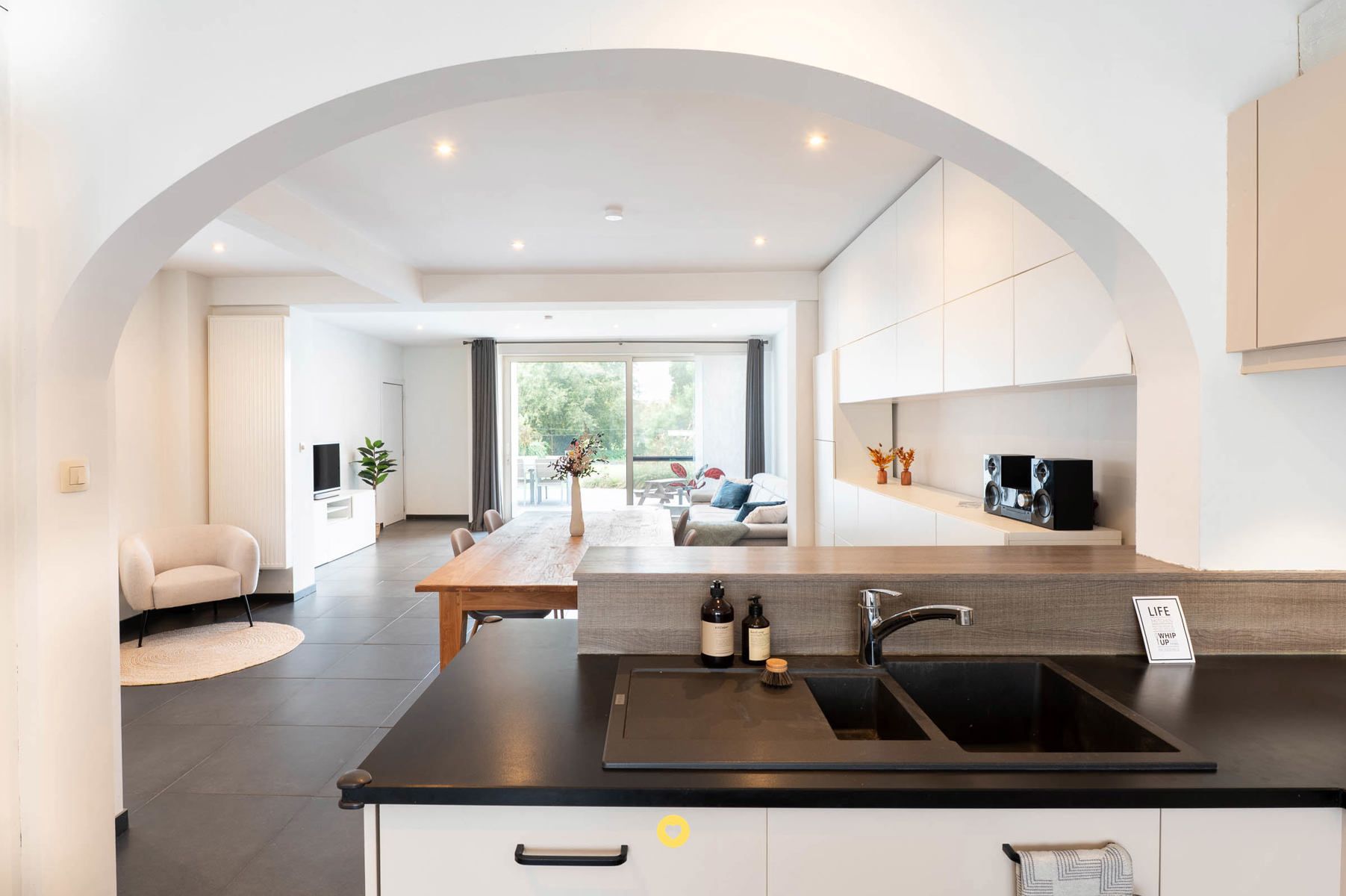 Gerenoveerde HOB met 3 slaapkamers, tuin en grote garage foto 4
