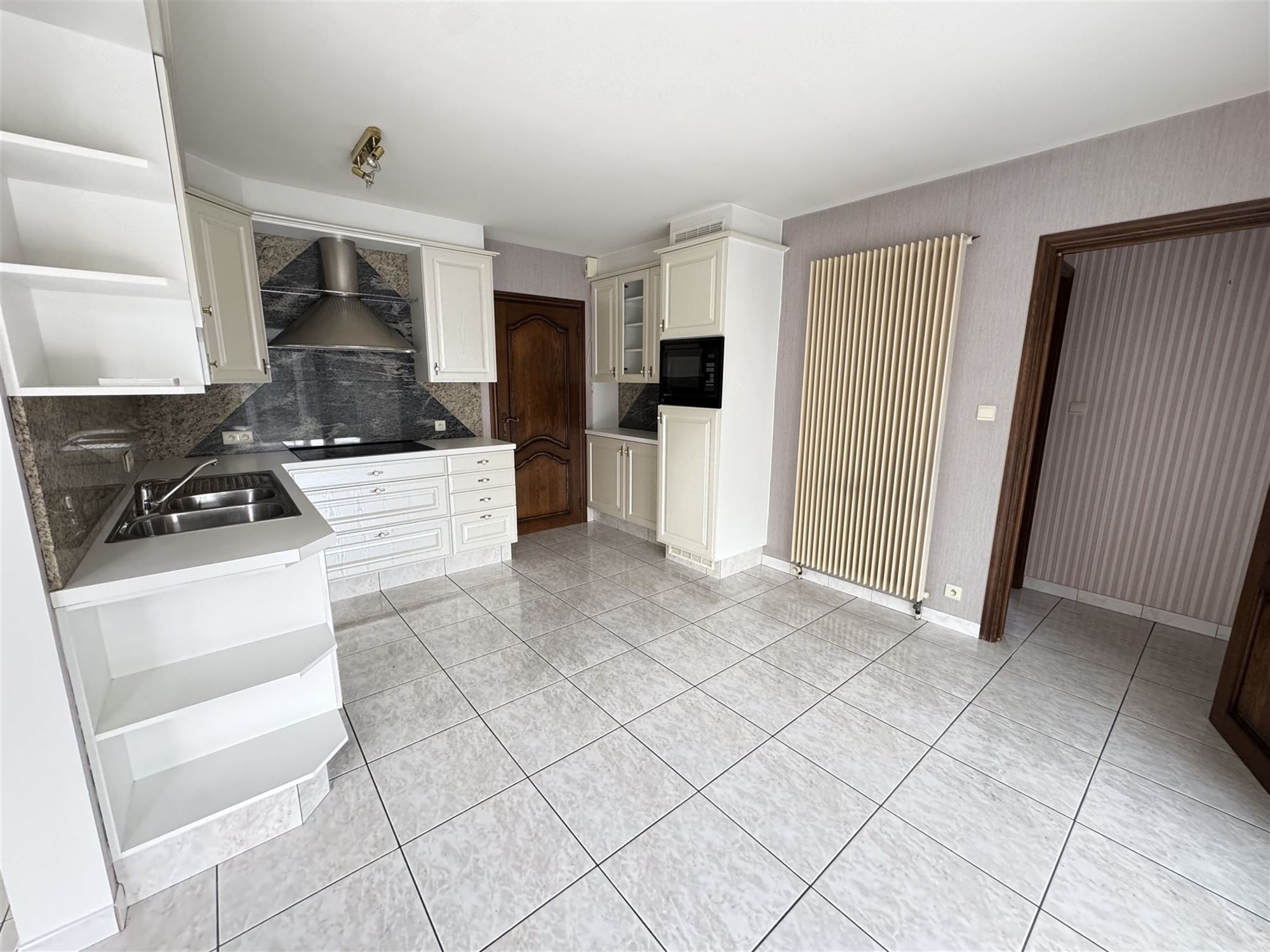 GOED ONDERHOUDEN GELIJKVLOERSE WONING MET 2 SLAAPKAMERS EN LEUKE VERANDA TE HAM foto 6
