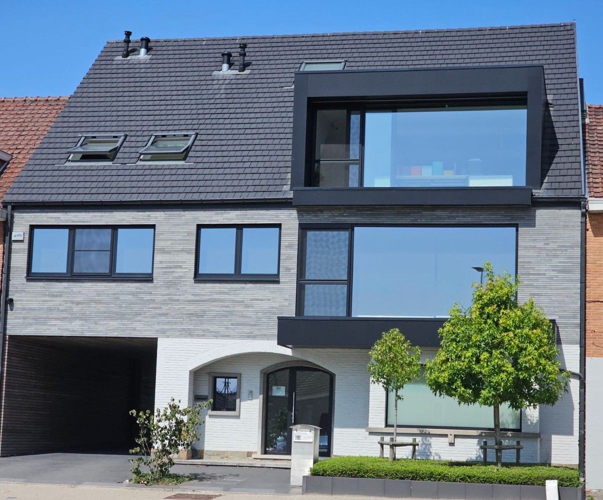 Recent, lichtrijk appartement met 2 terrassen foto {{pictureIndex}}