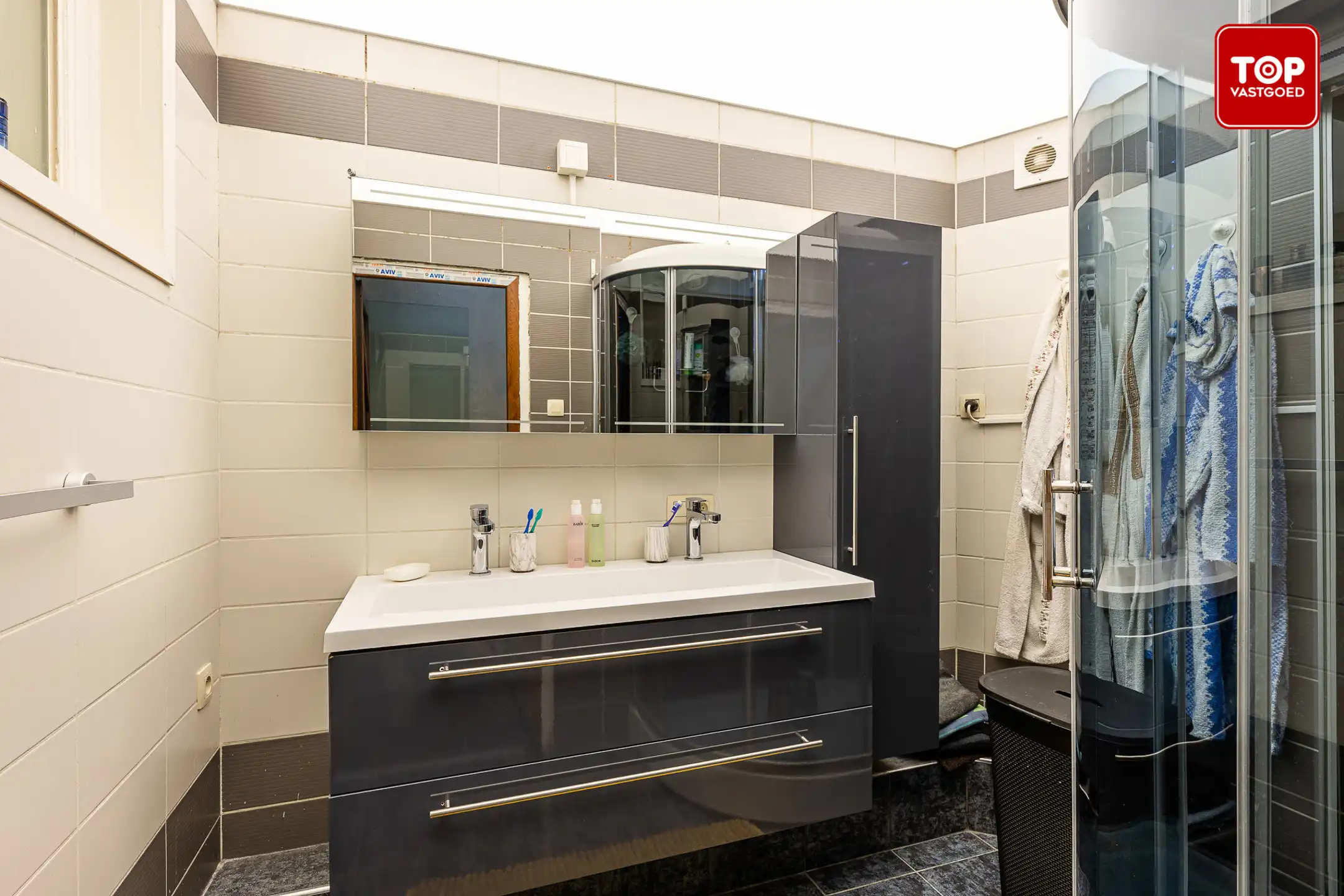 Gelijkvloers 2-slaapkamer appartemen met garage.  foto 16