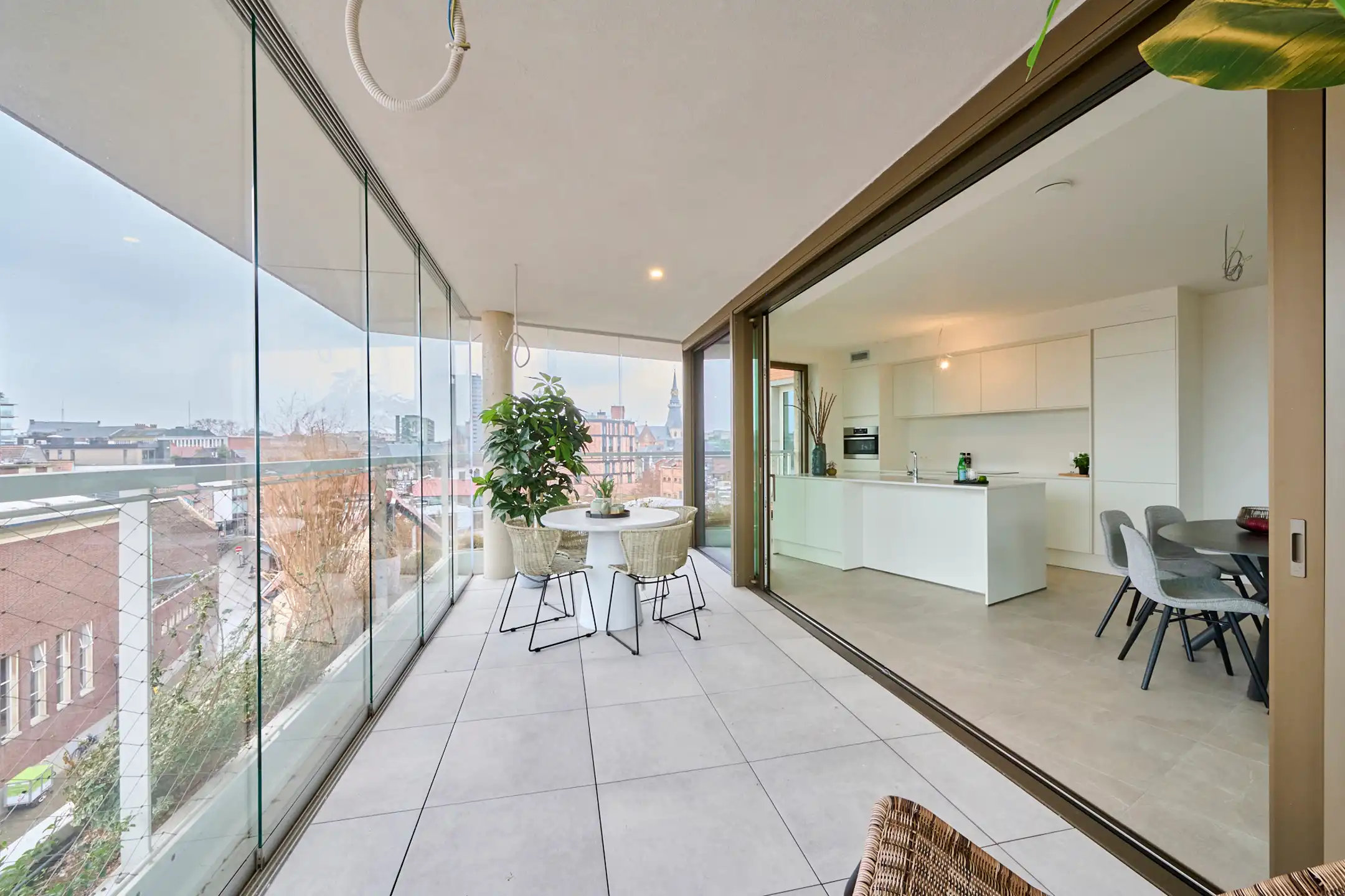 APPARTEMENT MET WINTERTUIN, 138m², 2 SLAAPKAMERS 2 BADKAMERS foto 2