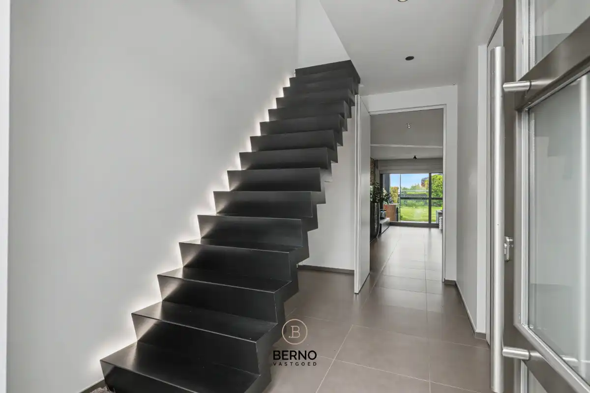 Exclusieve en moderne villa met luxe afwerking foto 3