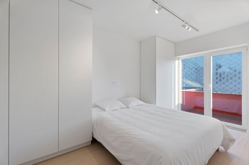 Gerenoveerd 3 slaapkamer, 2 badkamer appartement op de zeedijk in Sint-Idesbald met balkon foto 5