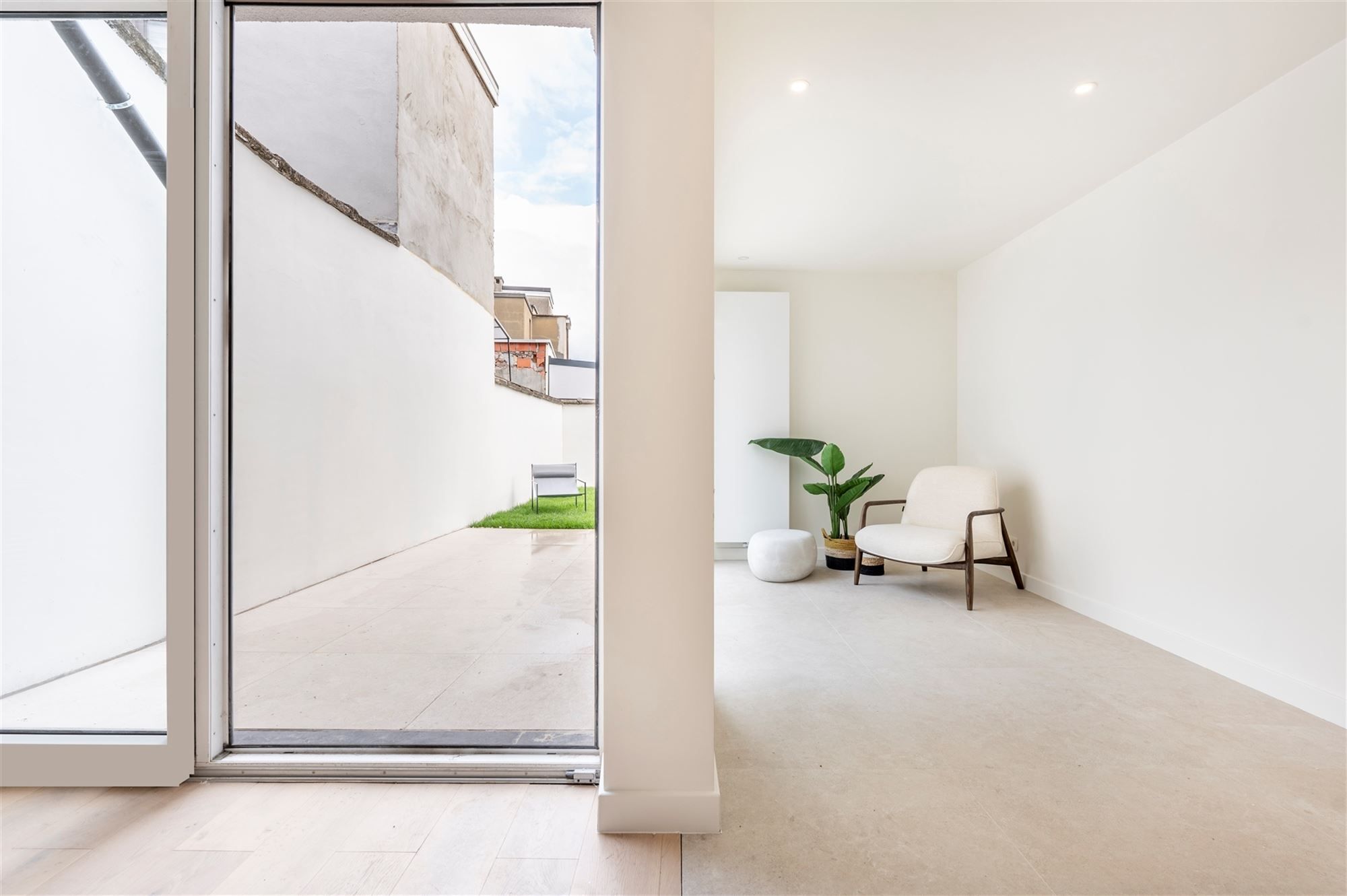 Ruime gerenoveerde woning met tuin foto 12