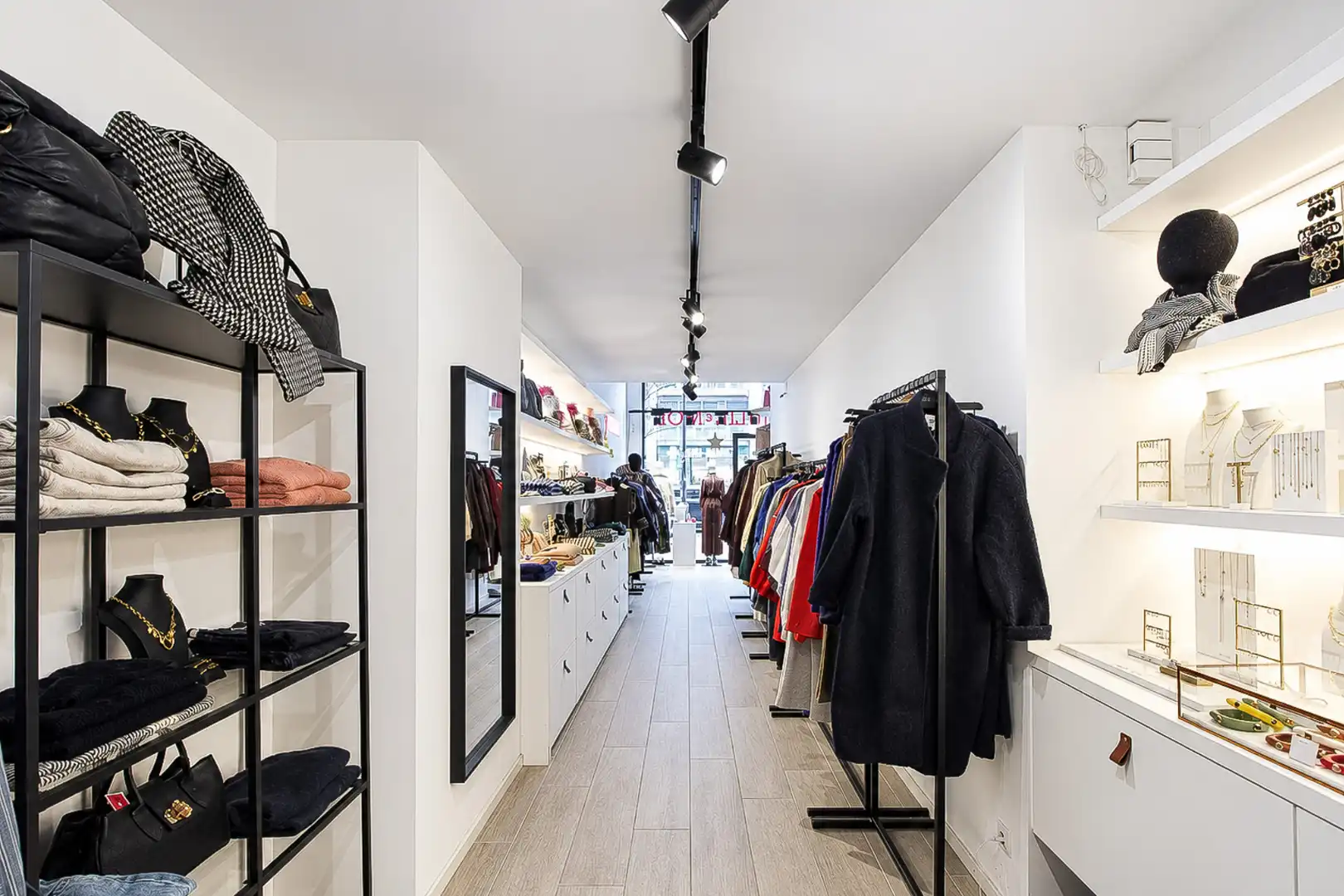 Moderne winkel met hoge plafonds te huur Lippenslaan 333 (vanaf 1/4/2027) foto 2