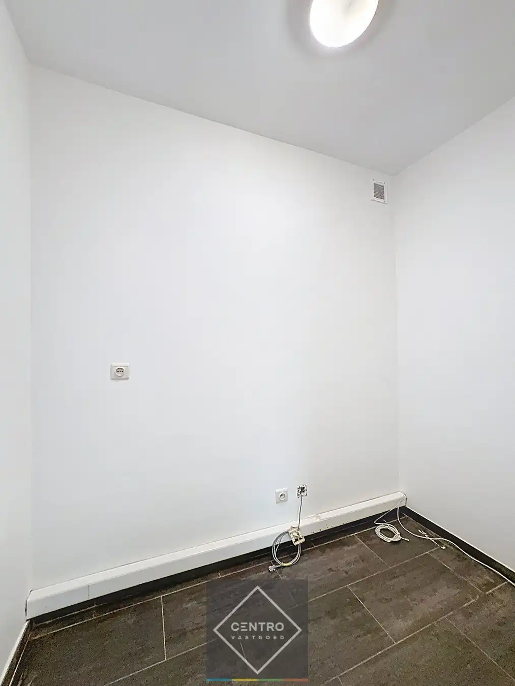 Commercieel gelegen handelspand met inpandige garage! foto 10