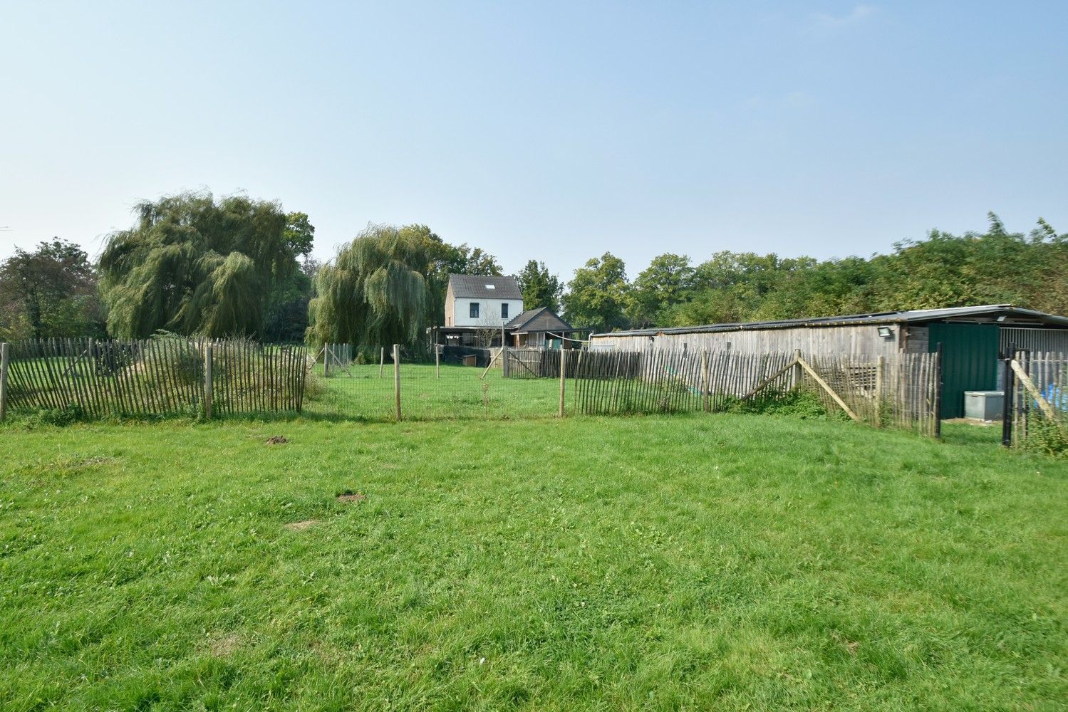 Grotendeels gemoderniseerde woning op een riant perceel gelegen aan de Zuid-Willemsvaart te Maasmechelen foto {{pictureIndex}}