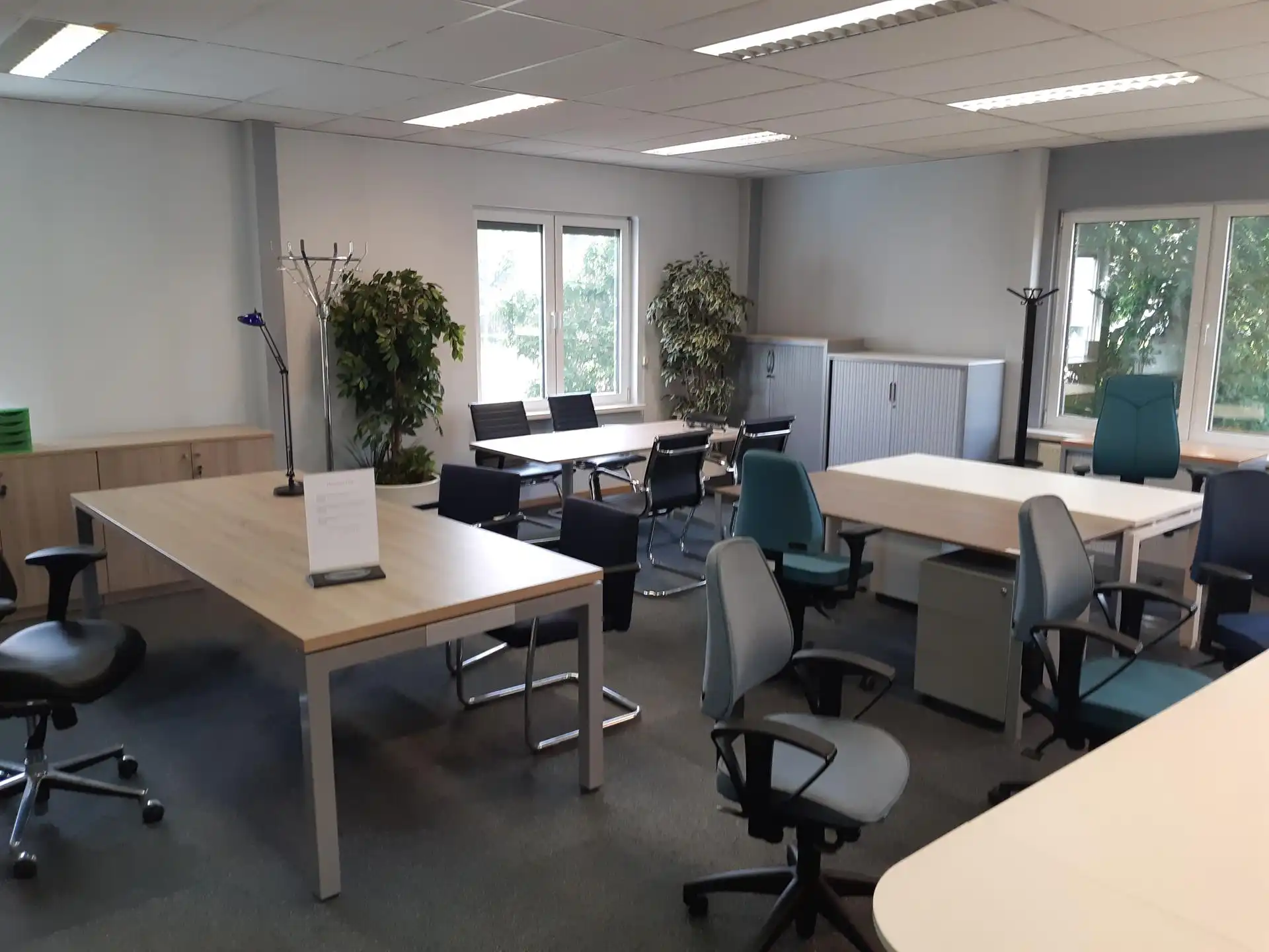 TE HUUR - Bedrijfshal met mooie showroom en kantoorruimte foto 9