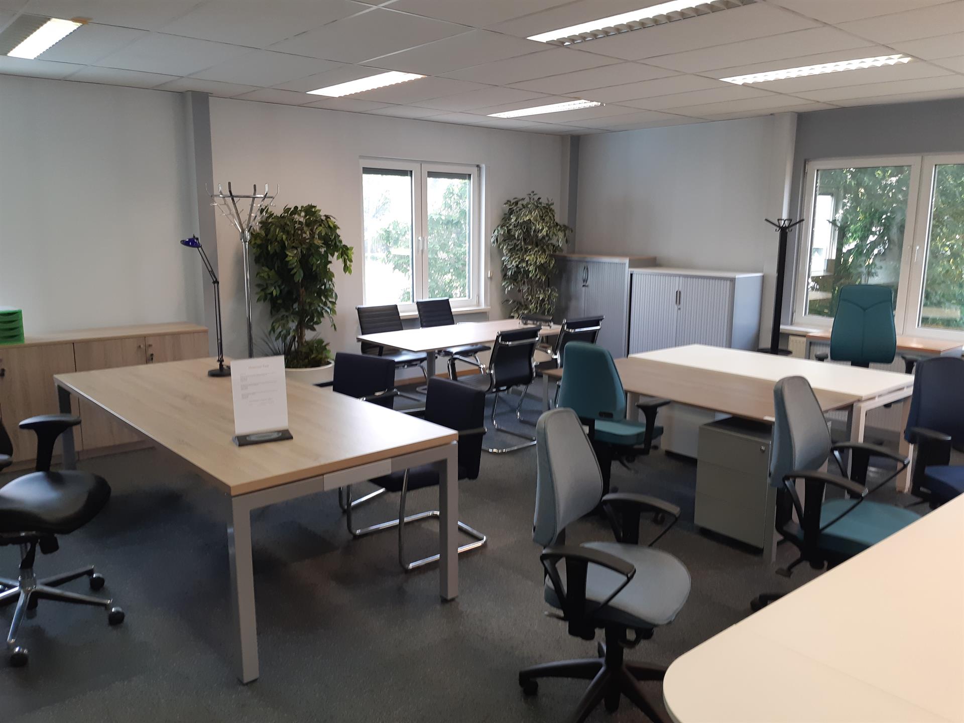 TE HUUR - Bedrijfshal met mooie showroom en kantoorruimte foto 9