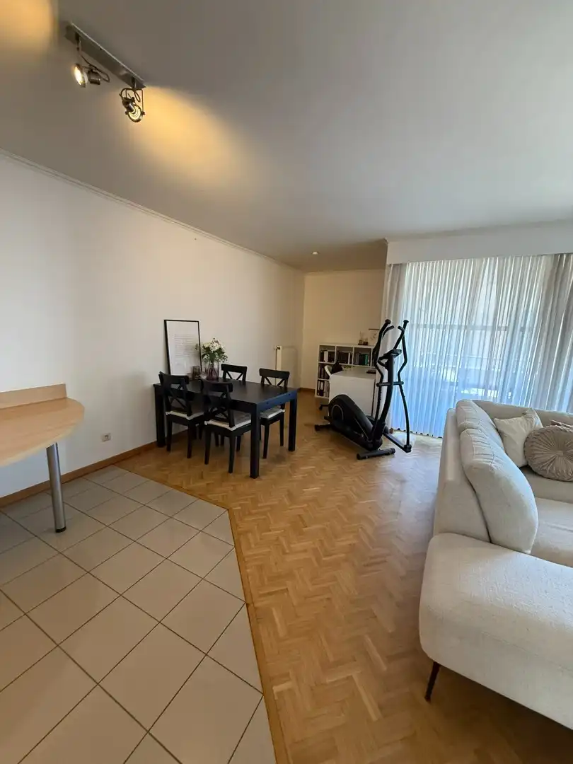 Instapklaar 1-slaapkamerappartement met terras en garagebox in hartje Lommel. foto 11