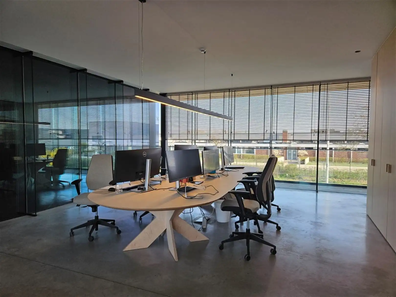 Magazijn met laadkades en kantoren foto 12