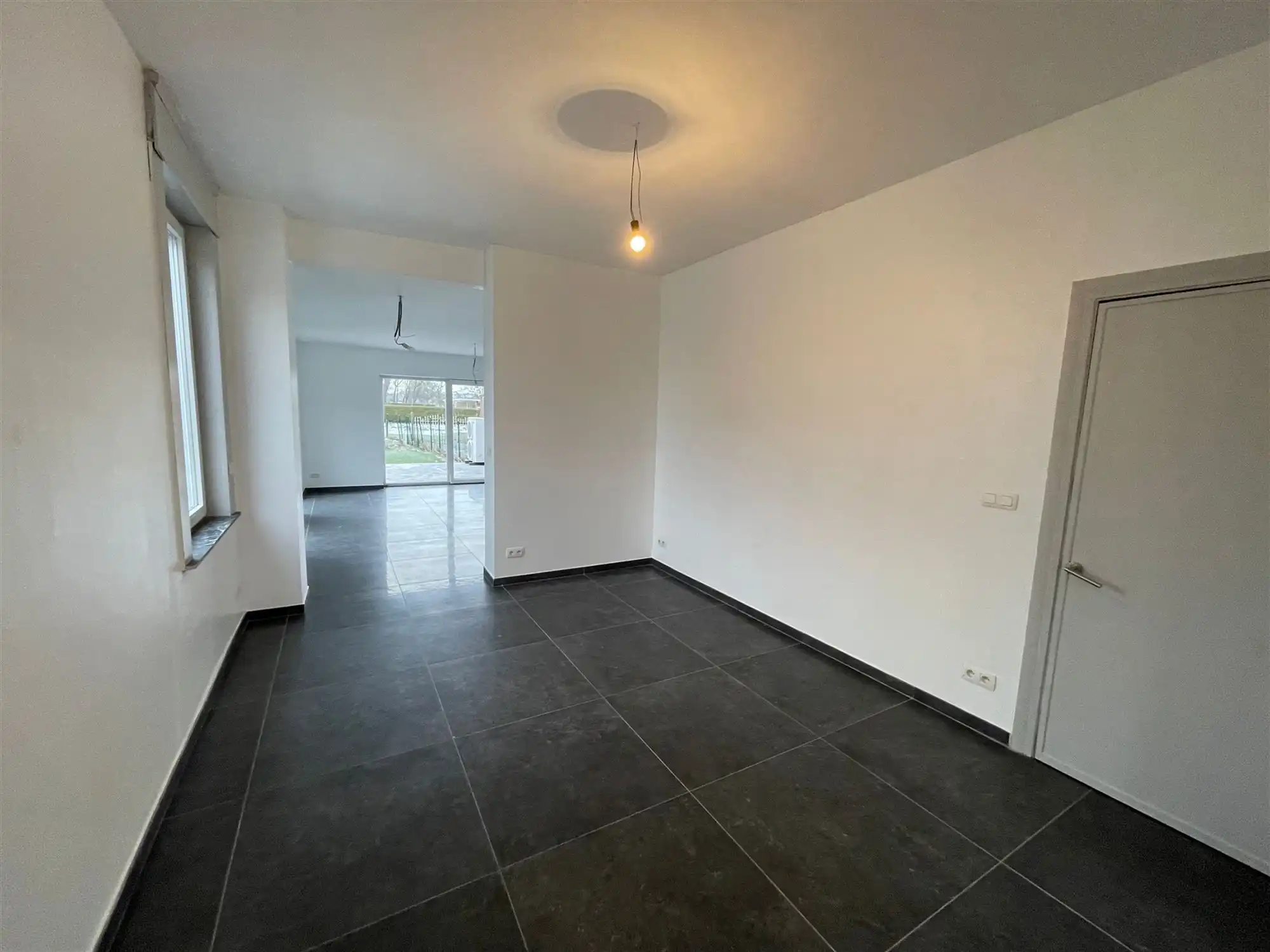 Woonhuis met garage en grote tuin foto 4