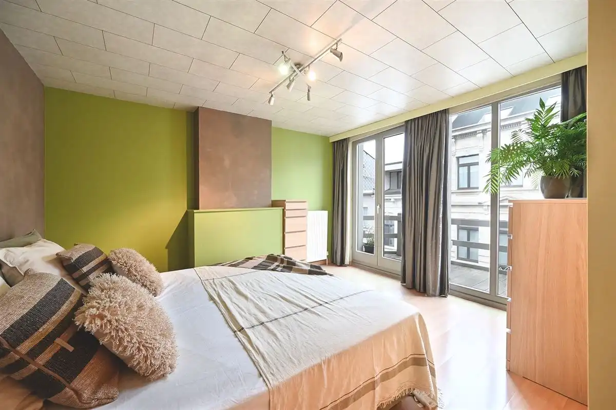 Mooie en gerenoveerde woning in populaire straat te Borgerhout foto 14