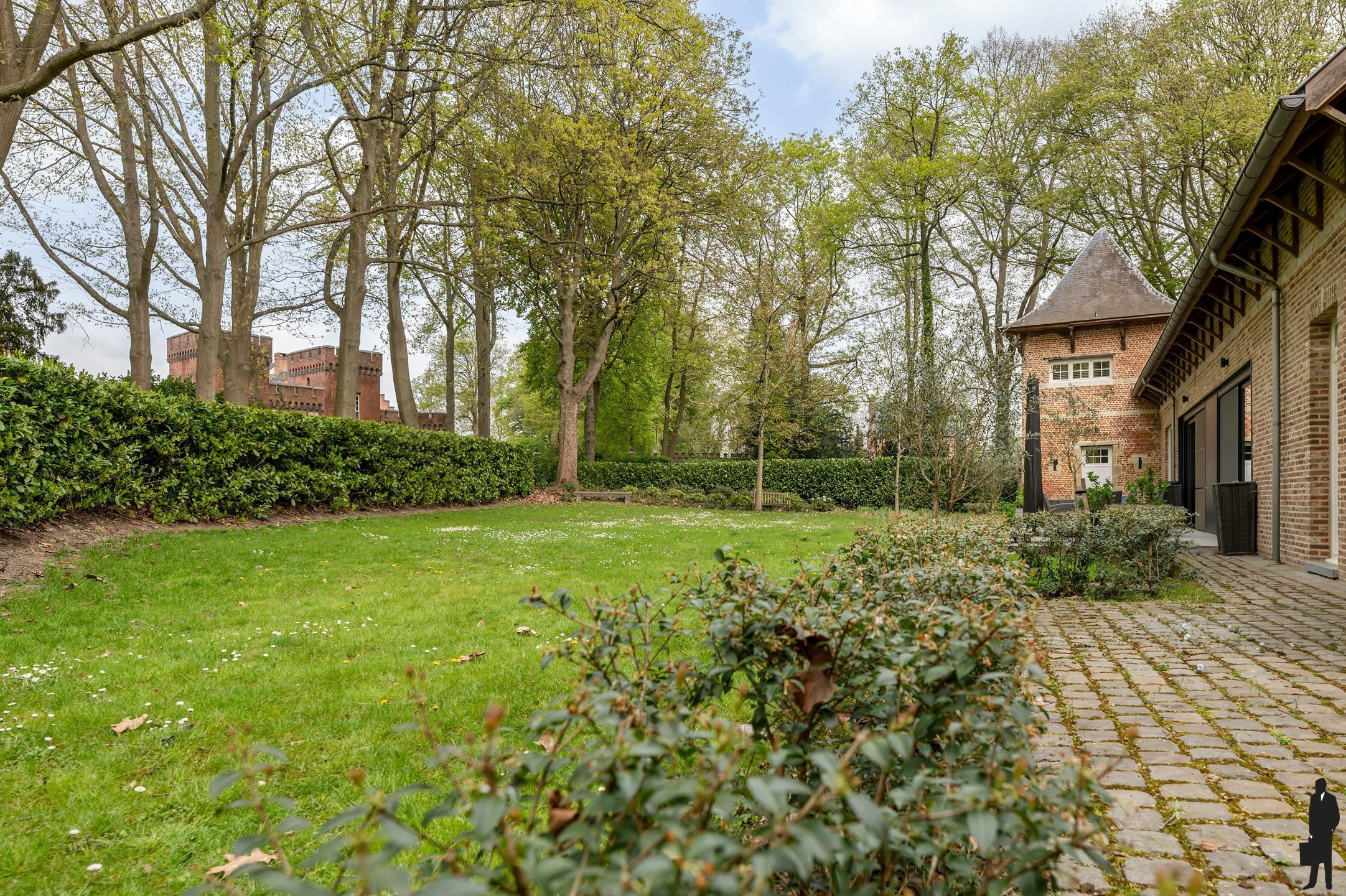 Uitzonderlijk kasteelhoeve in het park van Kasteel Wissekerke. foto 44