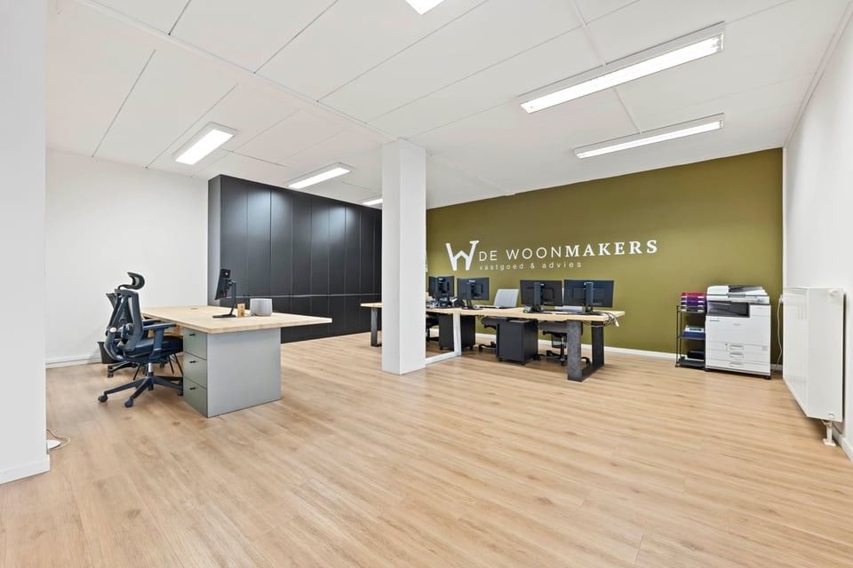 PROFFESIONELE WERKRUIMTE MET TERRAS EN 6 PARKEERPLAATSEN IN SINT-TRUIDEN foto {{pictureIndex}}