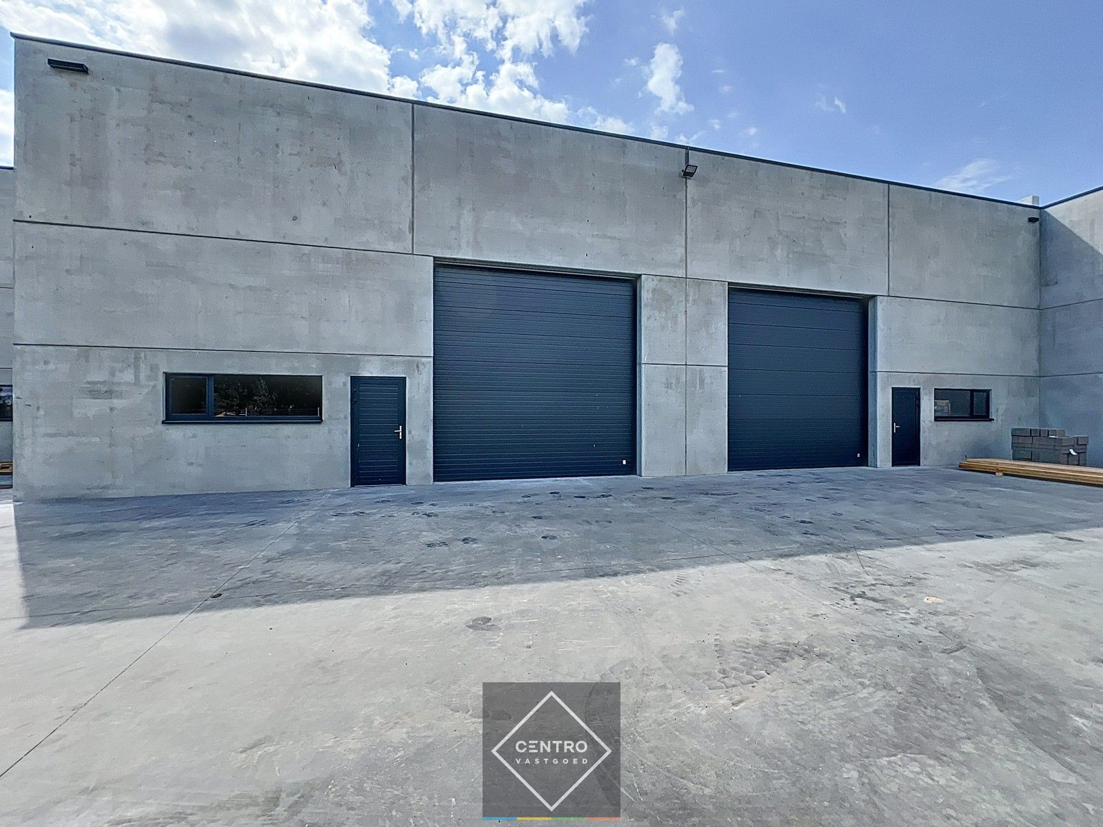 NB MAGAZIJN 216m²  (vrije hoogte 7m !) , voorzien van sectionaalpoort, deur, raam en 3 parkeerplaatsen te SLEIHAGE (Oostnieuwkerke). foto 3