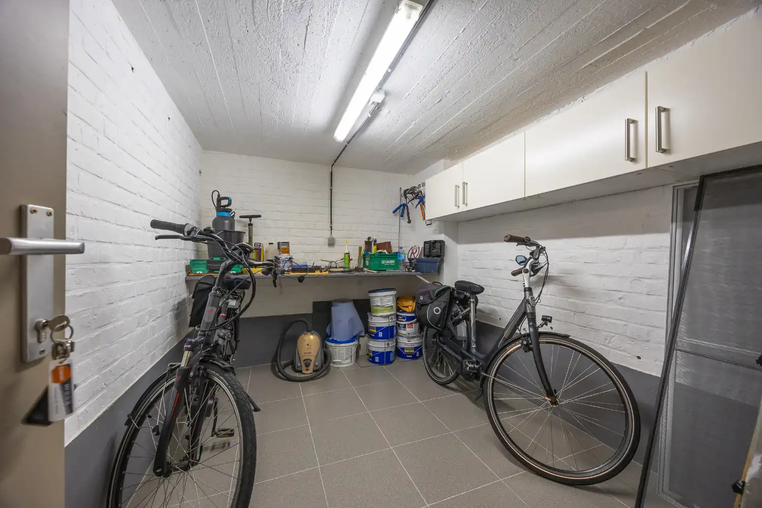 Gerenoveerd 2-slaapkamer appartement met inpandige garage in hartje Oostende foto 26