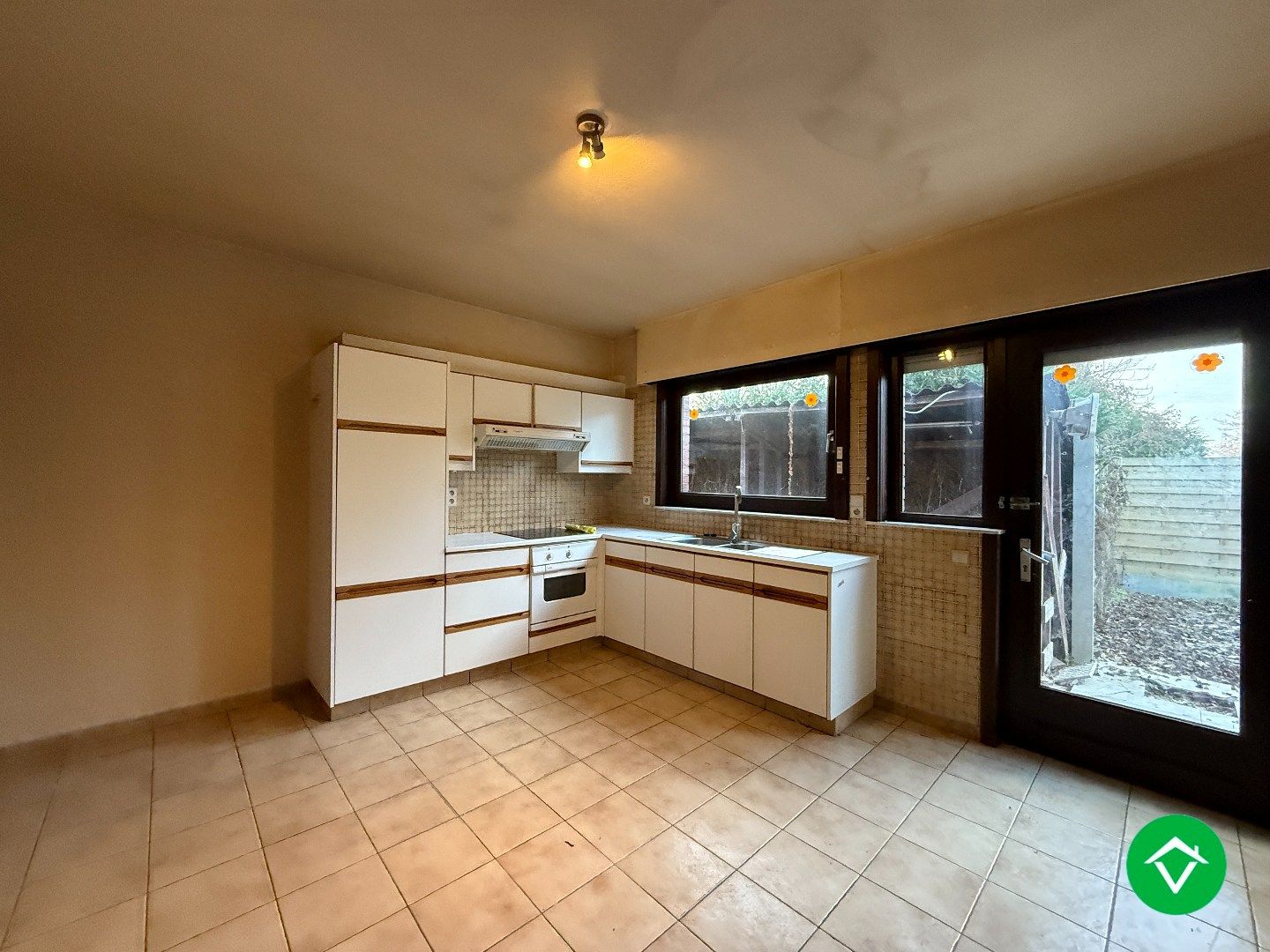 Rustig gelegen halfopen bebouwing met 3 slaapkamers, tuin en garage met uitweg! foto 5