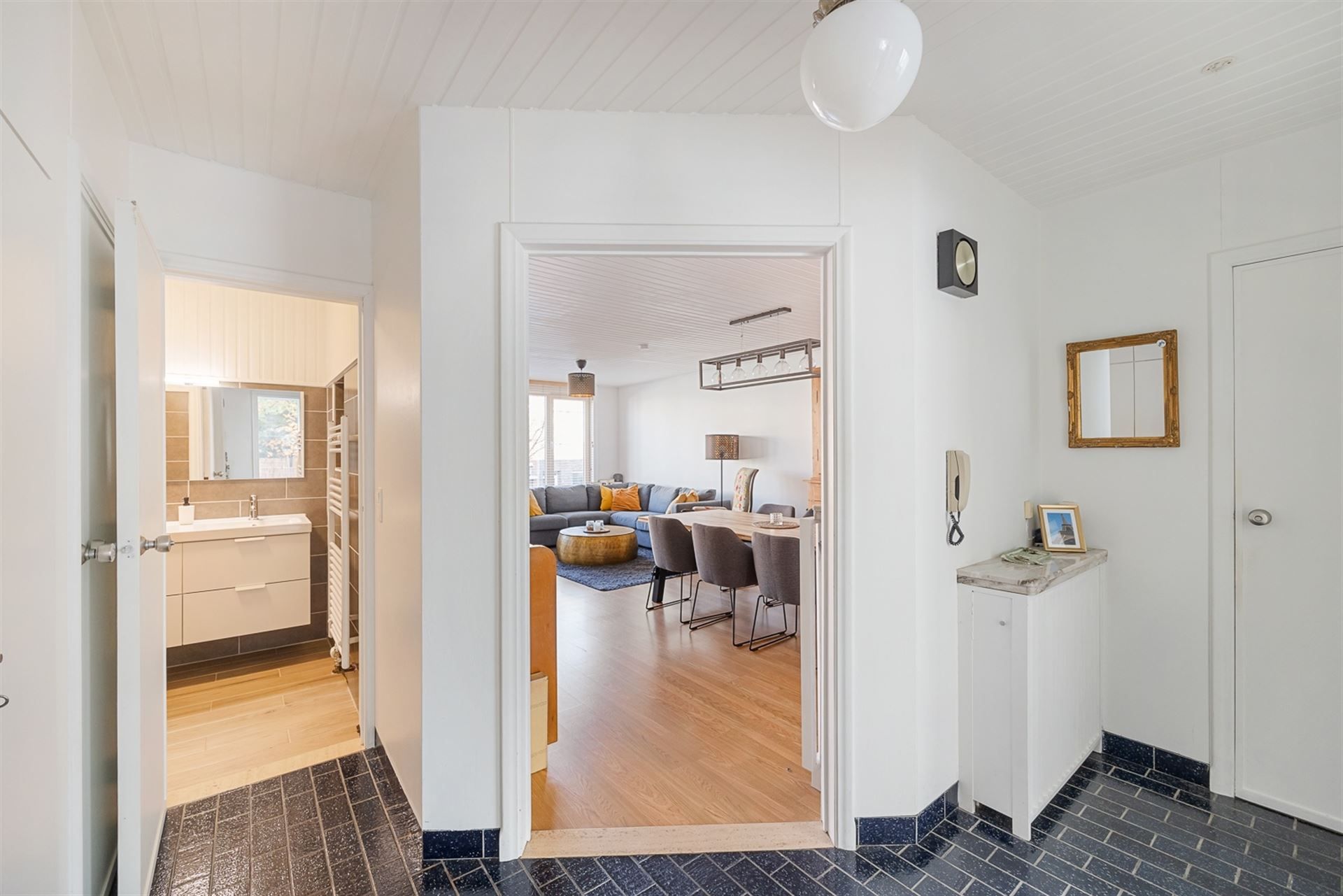 Instapklaar Appartement met Terras en Garage foto 12