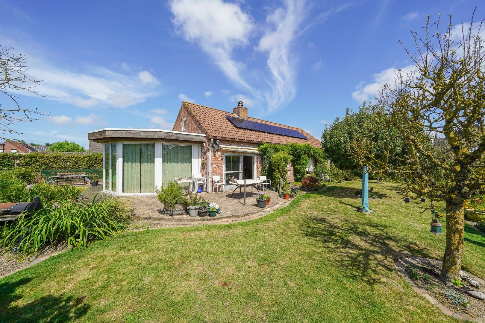 Ruime woning in Oudenburg met zongerichte tuin foto {{pictureIndex}}