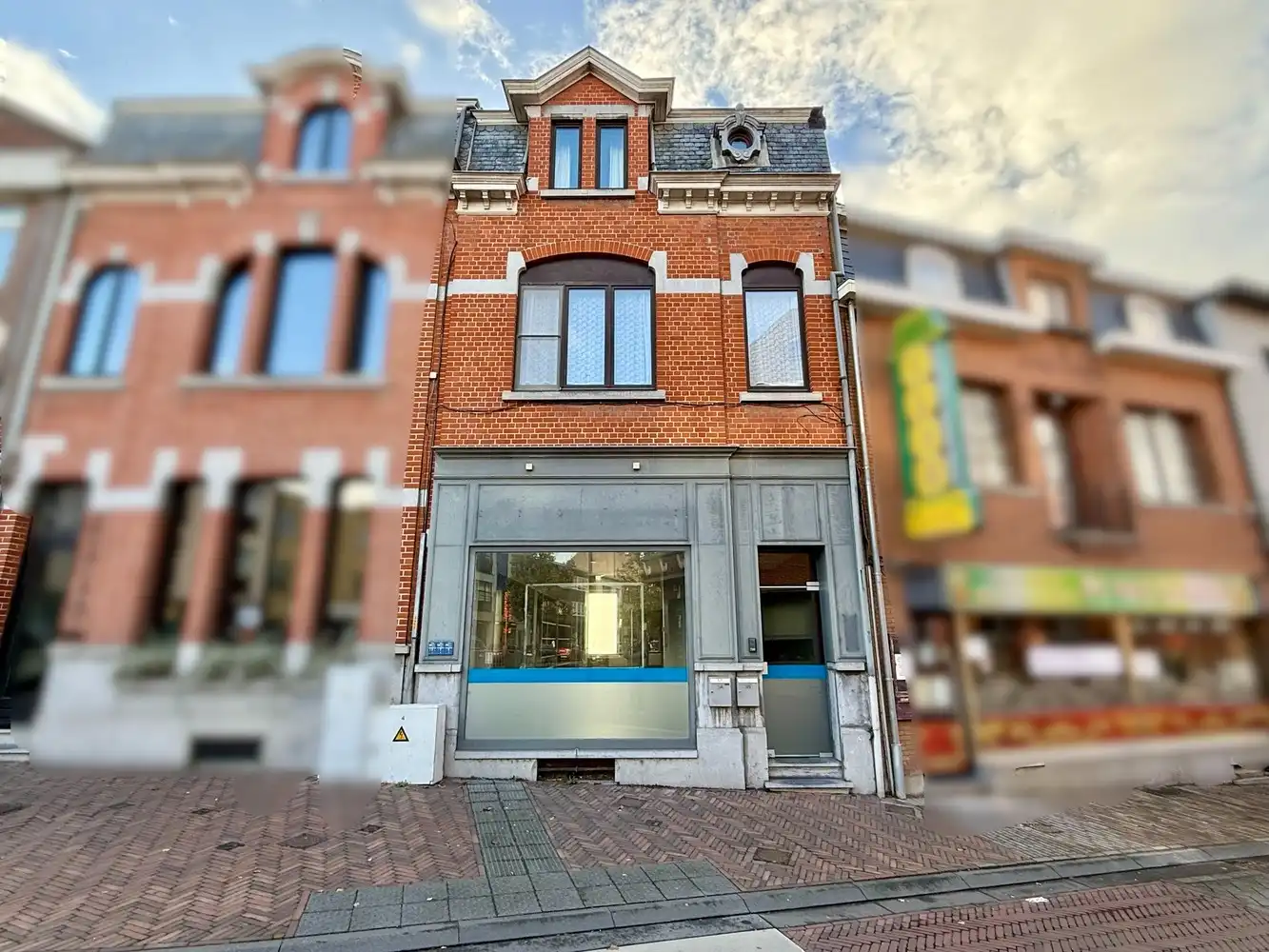 Handelspand met zeer ruim appartement in het centrum Brakel! foto {{pictureIndex}}
