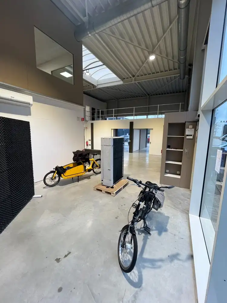 Bedrijfshal met kantoor foto 10