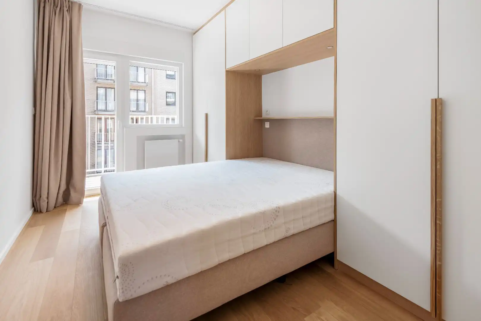 Ruim plateau-appartement met frontaal zeezicht (10 meter gevelbreedte) gelegen aan het Rubensplein. Inpandige parking. foto 18