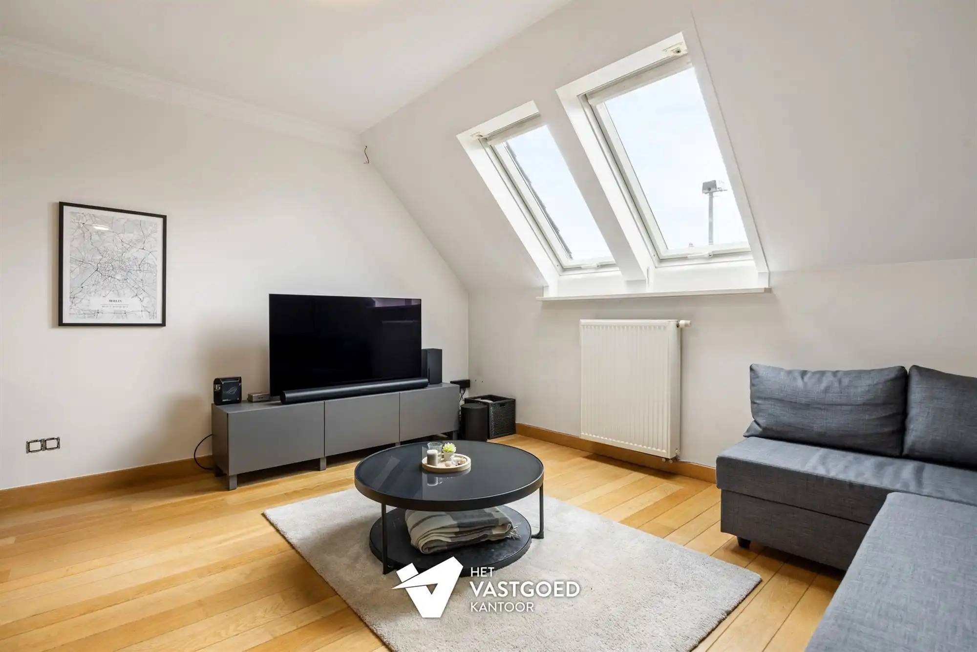 ZEER RUIM DUPLEX APPARTEMENT MET BIJHORENDE AFGESLOTEN GARAGEBOX EN 2 STAANPLAATSEN IN HET CENTRUM VAN OOSTHAM foto 6