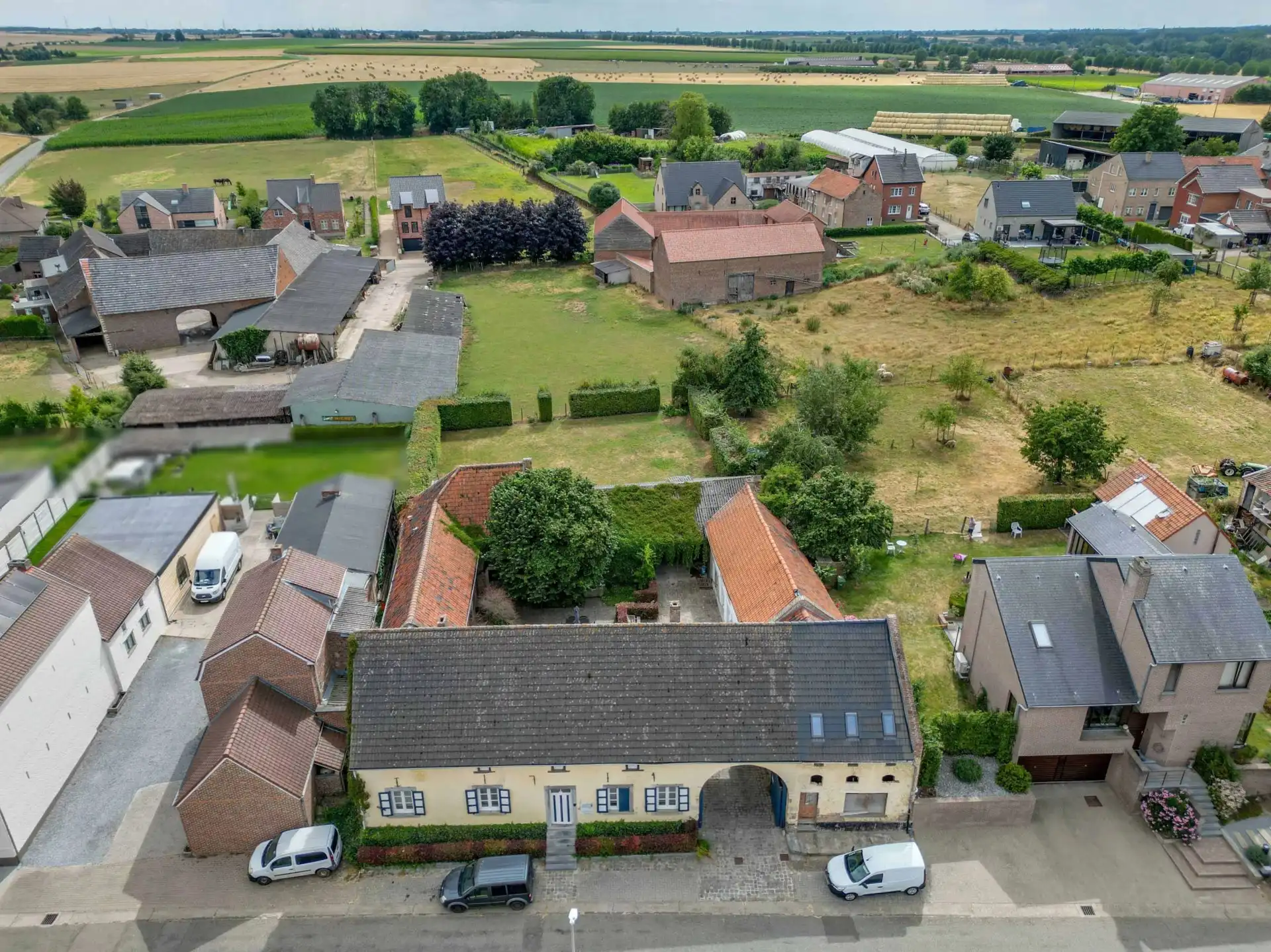 Karaktervolle vierkantshoeve met ruime binnenkoer foto 6