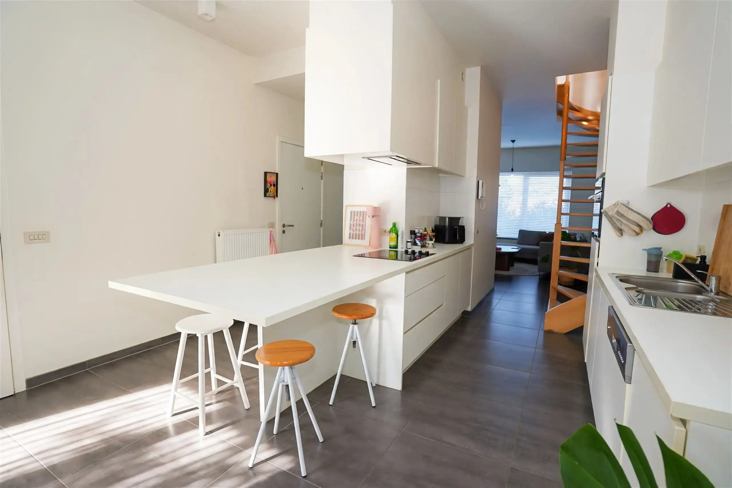 Jonge woning met 2 overrdekte staanplaatsen en kleine tuin foto 4