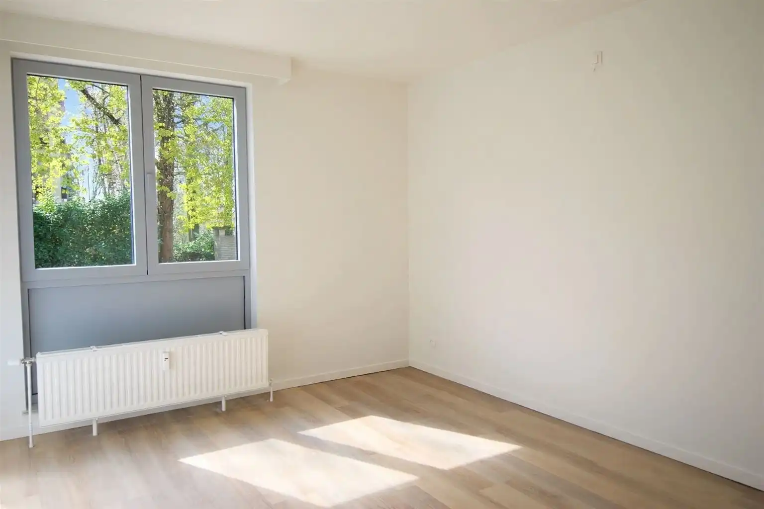 Gelijkvloers appartement met 2 slaapkamers, terras en autostaanplaats, gelegen nabij het centrum van Maaseik. foto 10