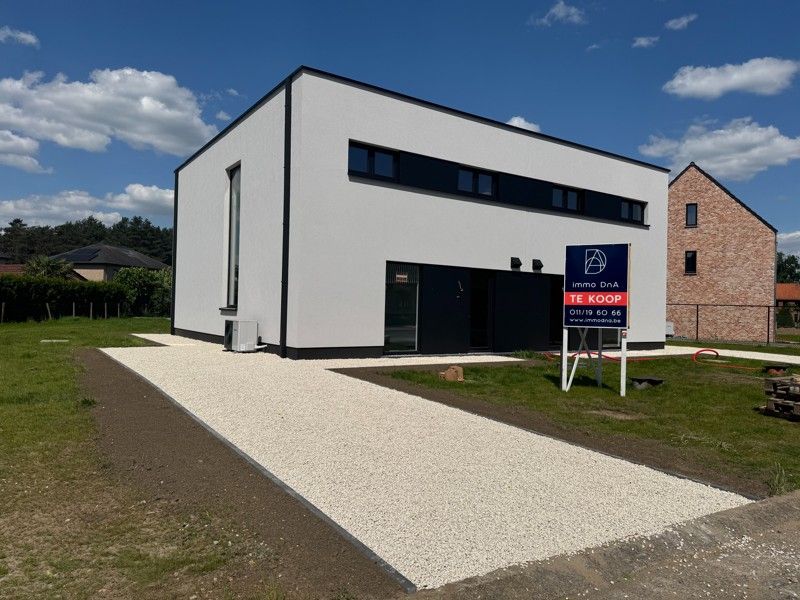 Halfopen nieuwbouw met tuin en terras. foto {{pictureIndex}}
