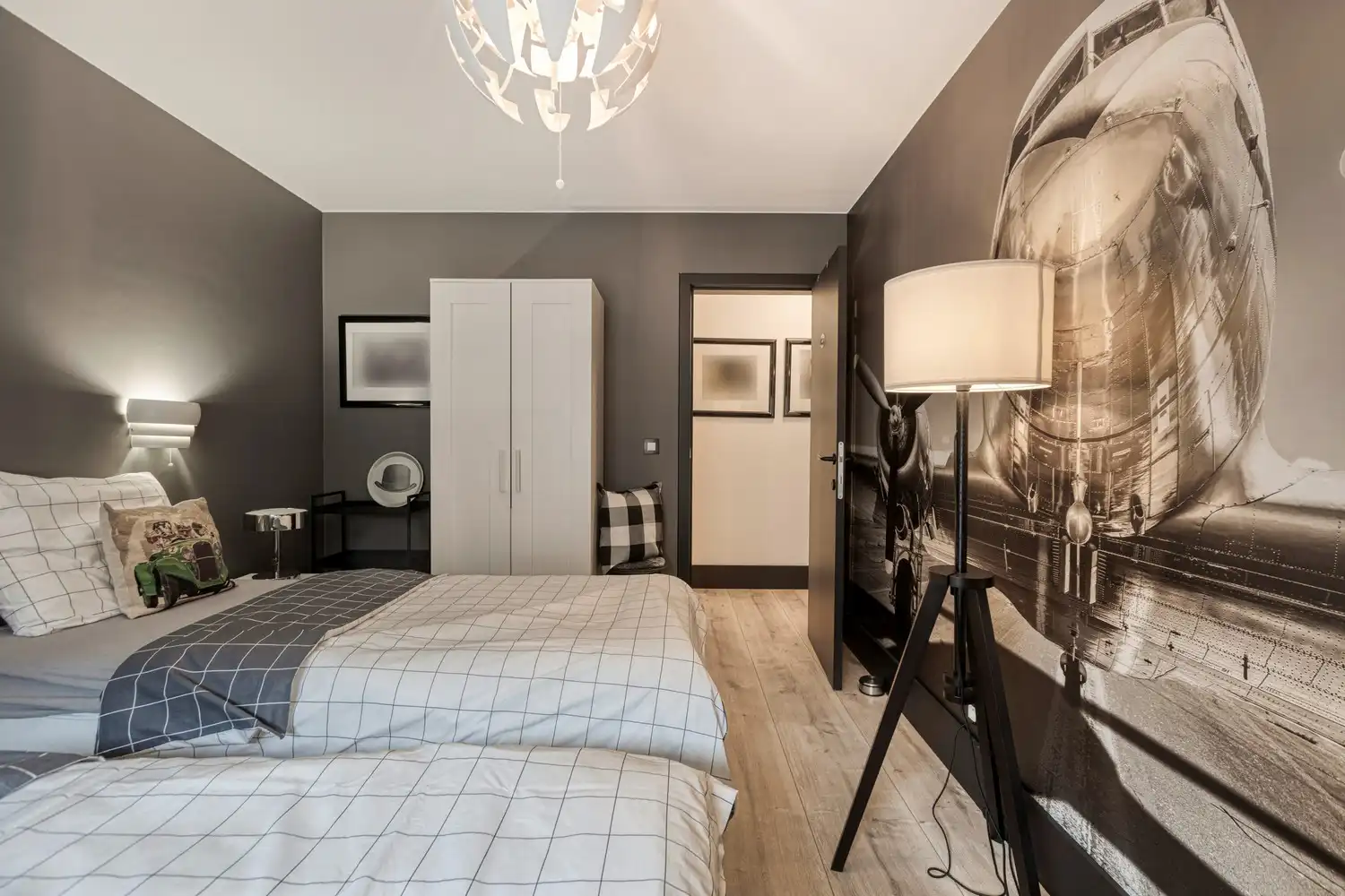 Karaktervolle woonst met indrukwekkend interieur in hartje Oud-Rekem! foto 21