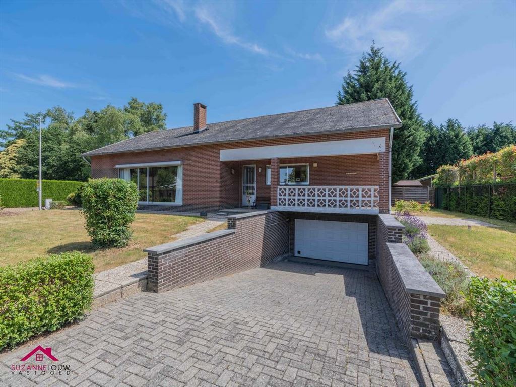 Vrijstaande, gelijkvloerse gezinswoning met inpandige garage foto 3