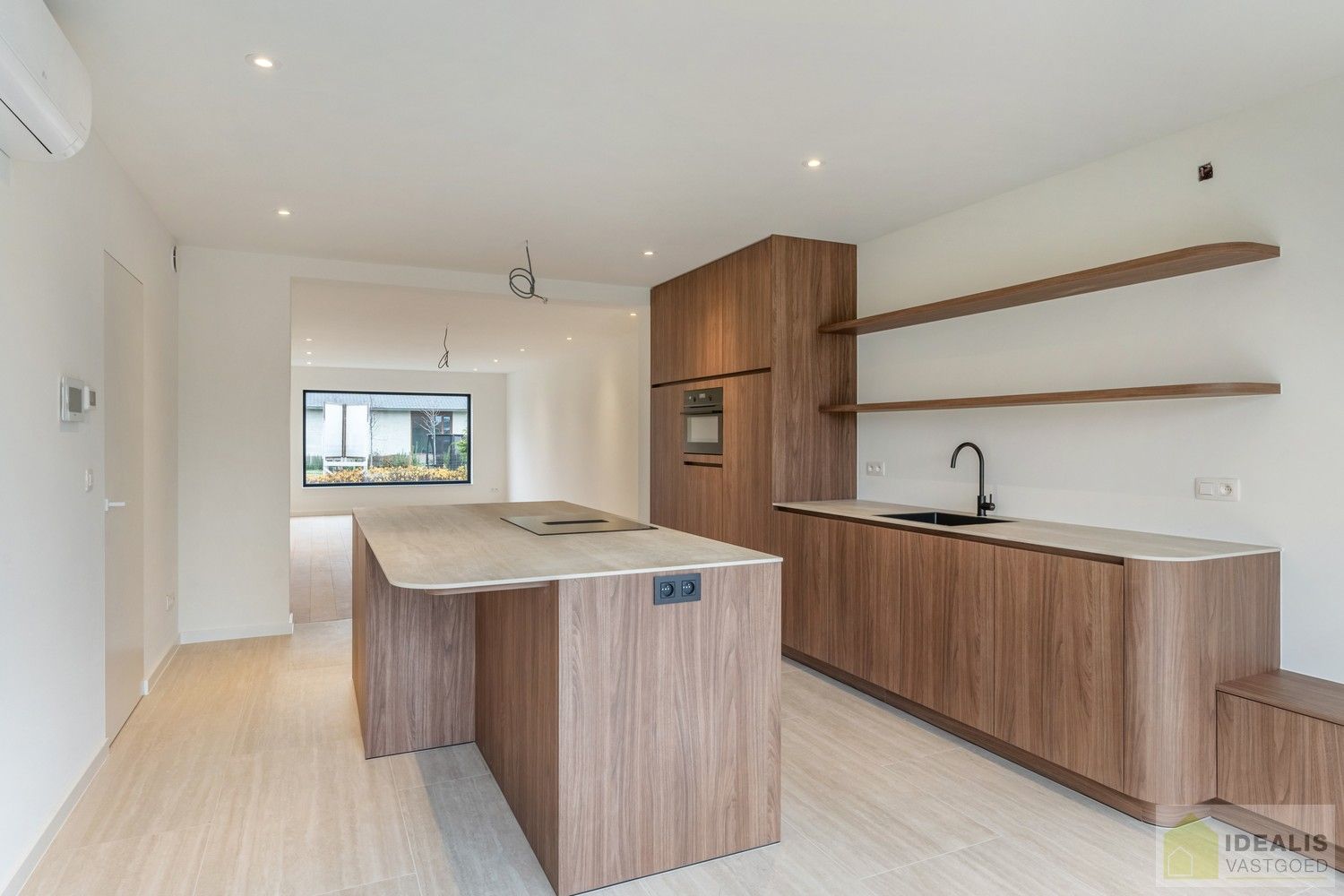 IDEALIS VASTGOED – Schitterend volledig vernieuwde woning (+- 220m²) met een heerlijke open leefruimte, 3 ruime slaapkamers, luxueuze badkamer, ruime wasplaats op een fijn zuid georiënteerd perceel! Dit heerlijke huis bevindt zich op een knap perceel van 8a 69ca in een heerlijk rustige en groene omgeving! - EEN MUST VISIT! - foto {{pictureIndex}}