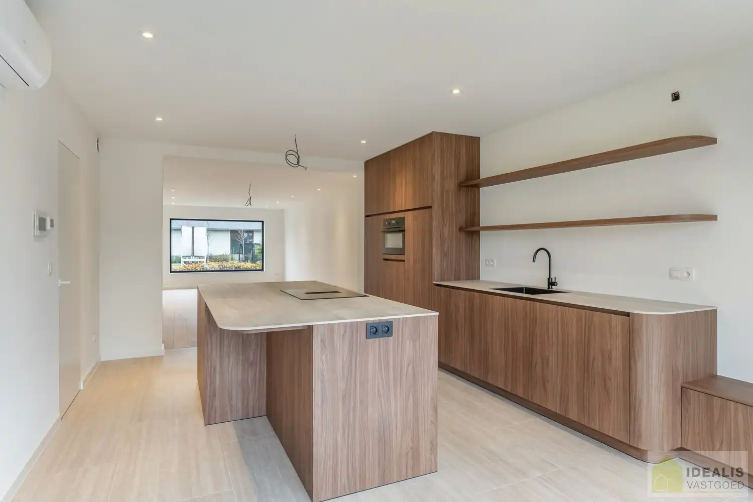 IDEALIS VASTGOED – Schitterend volledig vernieuwde woning (+- 220m²) met een heerlijke open leefruimte, 3 ruime slaapkamers, luxueuze badkamer, ruime wasplaats op een fijn zuid georiënteerd perceel! Dit heerlijke huis bevindt zich op een knap perceel van 8a 69ca in een heerlijk rustige en groene omgeving! - EEN MUST VISIT! - foto {{pictureIndex}}