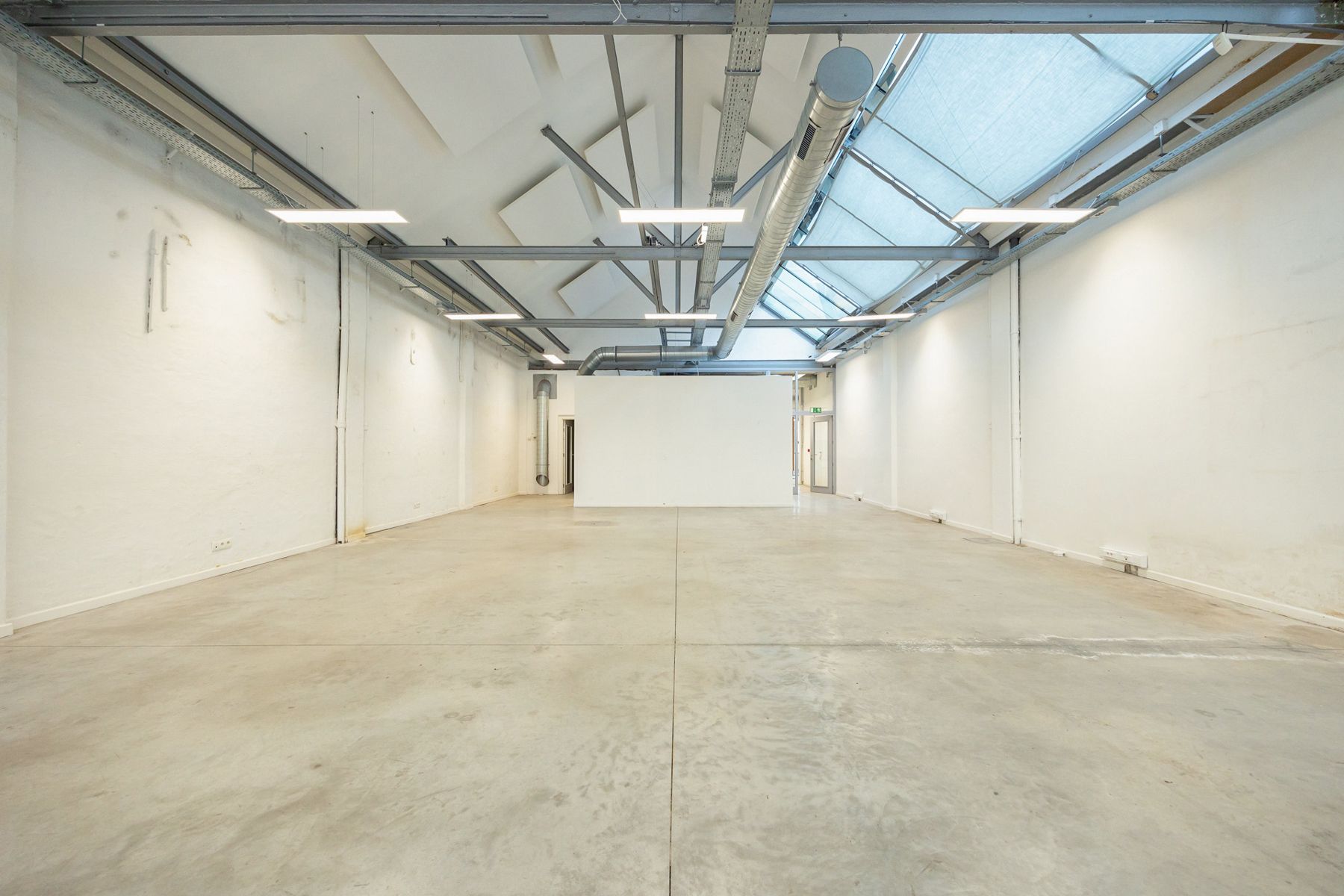 Instapklaar kantoorgebouw te koop in Merksem foto 26