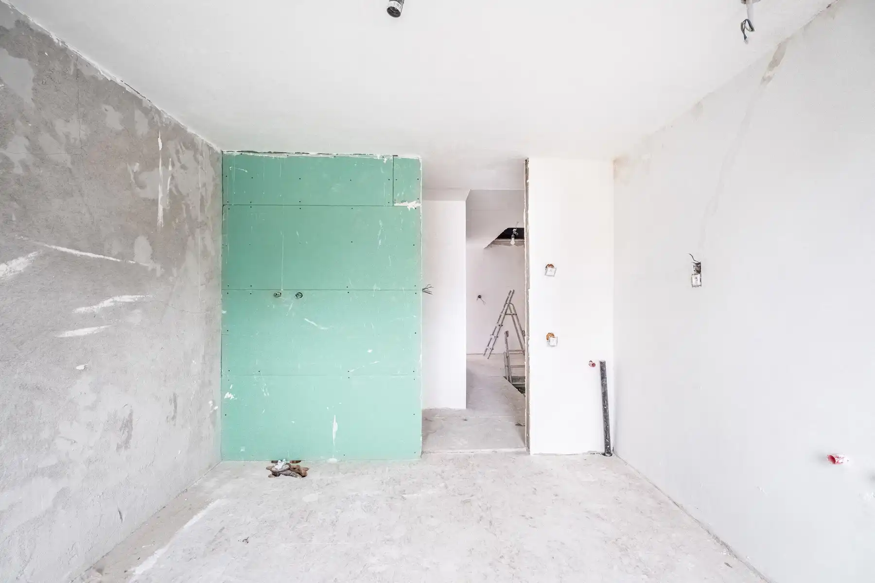 Te renoveren woning met veel potentieel foto 10