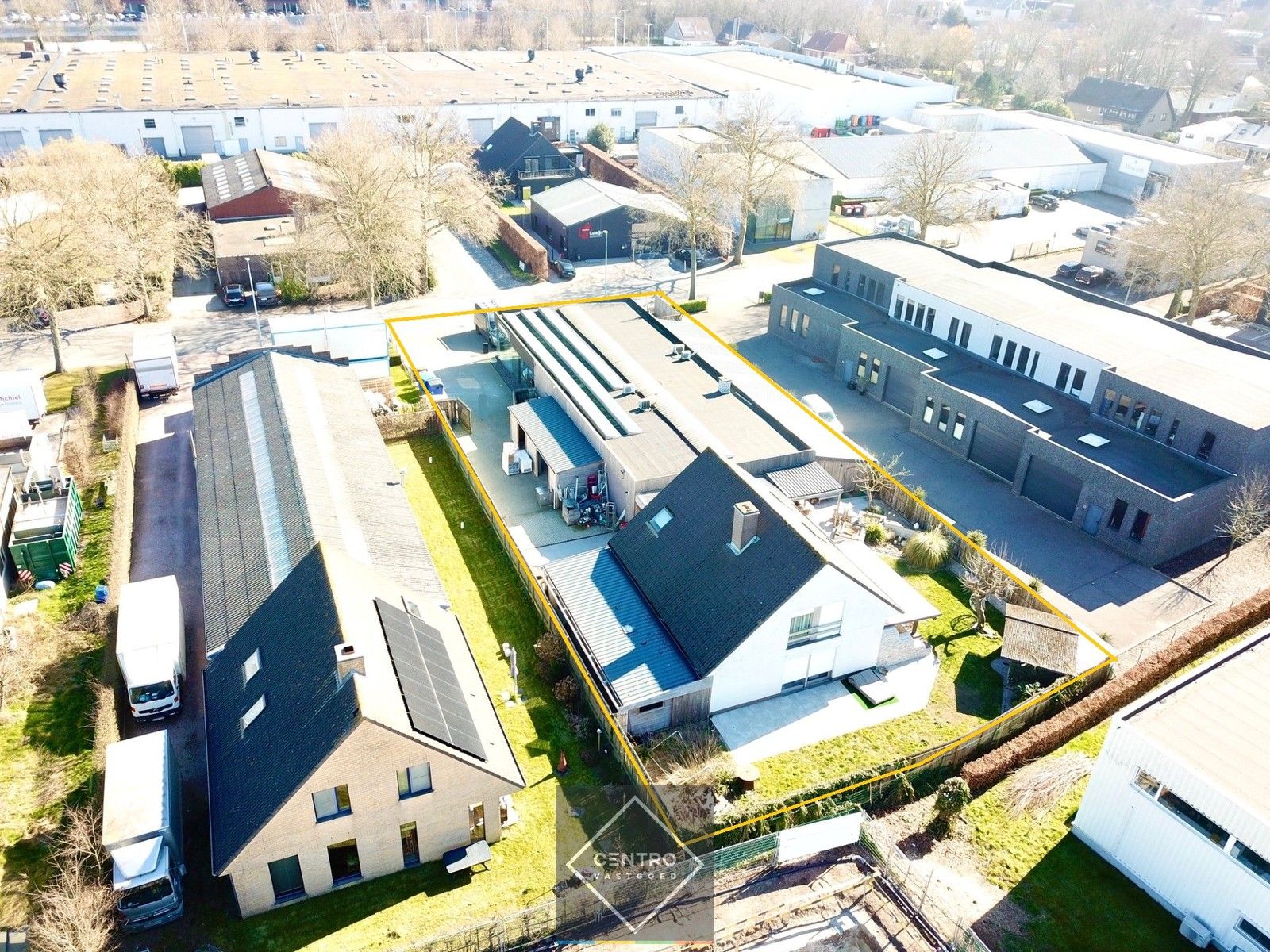BEDRIJFSPAND te koop op AAA-locatie! Verwarmd MAGAZIJN/TOONZAAL met burelen en instapklare WONING te Brugge (Sint-Michiels). foto {{pictureIndex}}