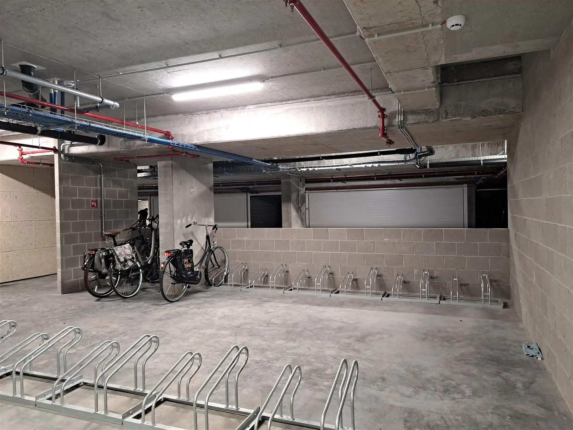 Gelijkvloers appartement met 1 slaapkamer en garage. In klassevol project. foto 16