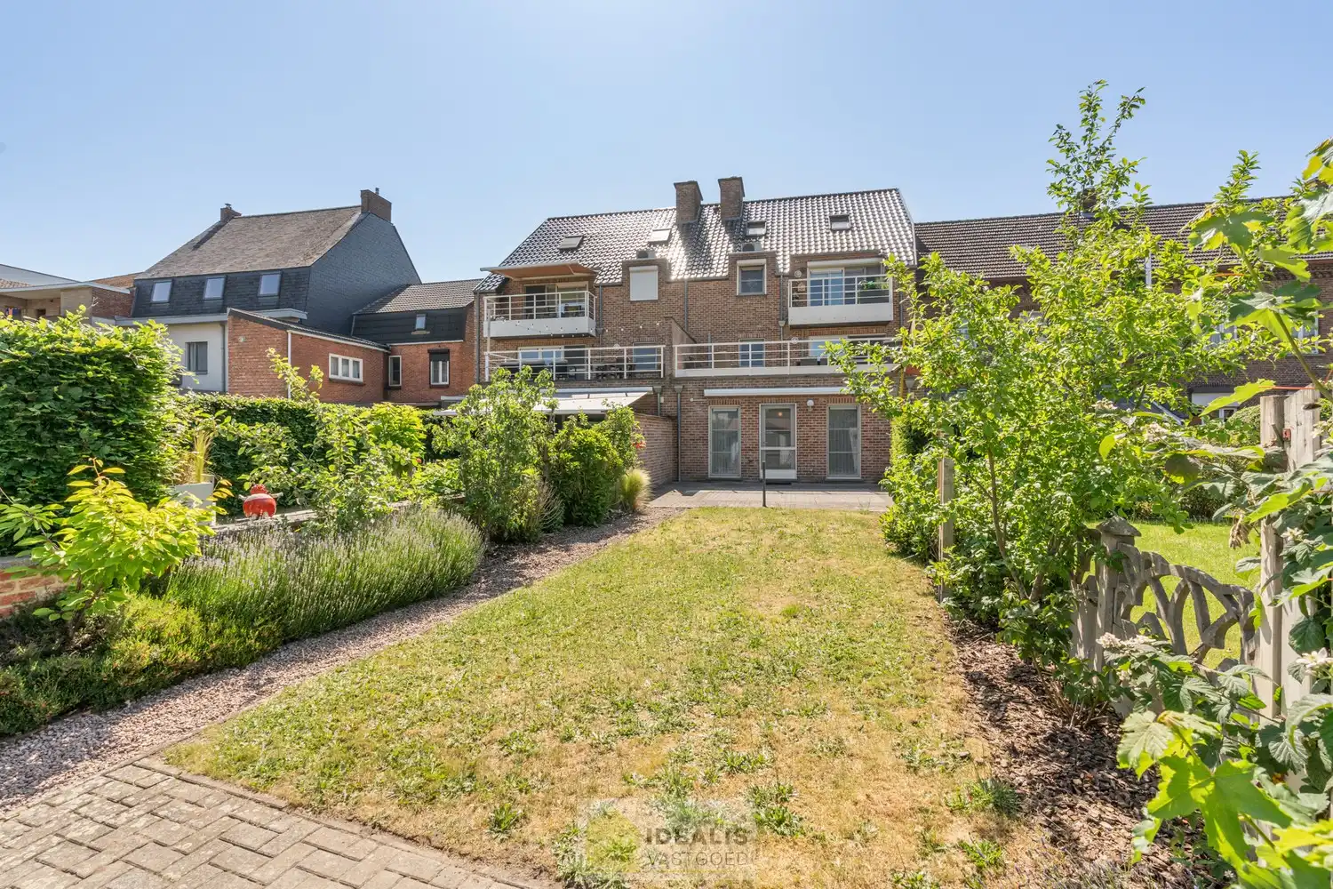 IDEALIS VASTGOED - PRACHTIG  EN LUXUEUS GELIJKVLOERS APPARTEMENT VAN MAAR LIEFST +-122M² IN EEN KLEINSCHALIGE RESIDENTIE MET 2 SLAAPKAMERS, AANGENAME LEEFRUIMTE MET AANSLUITEND KEUKEN MET KEUKENEILAND, BADKAMER VOORZIEN VAN BAD EN DOUCHE, ZEER RUIME GARAGE (+-28M²) EN TERRAS MET AANGELEGDE TUIN . Zeer geschikt voor kandidaten op zoek naar betaalbare woonruimte in zeer goede staat vlak bij de stadskern van Bree! foto 24