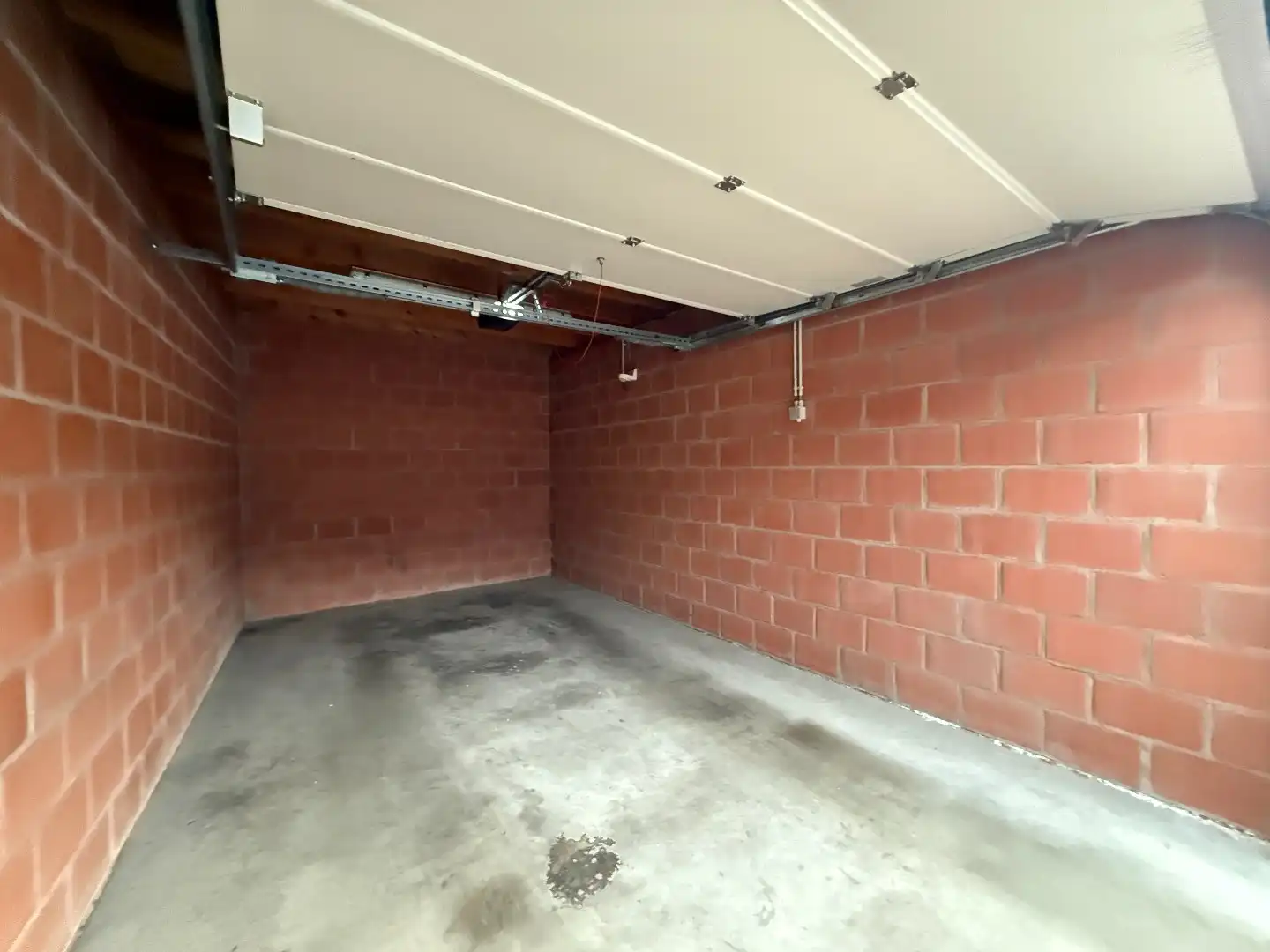 Afzonderlijke gemetste garage te huur centrum Roeselare  foto 3