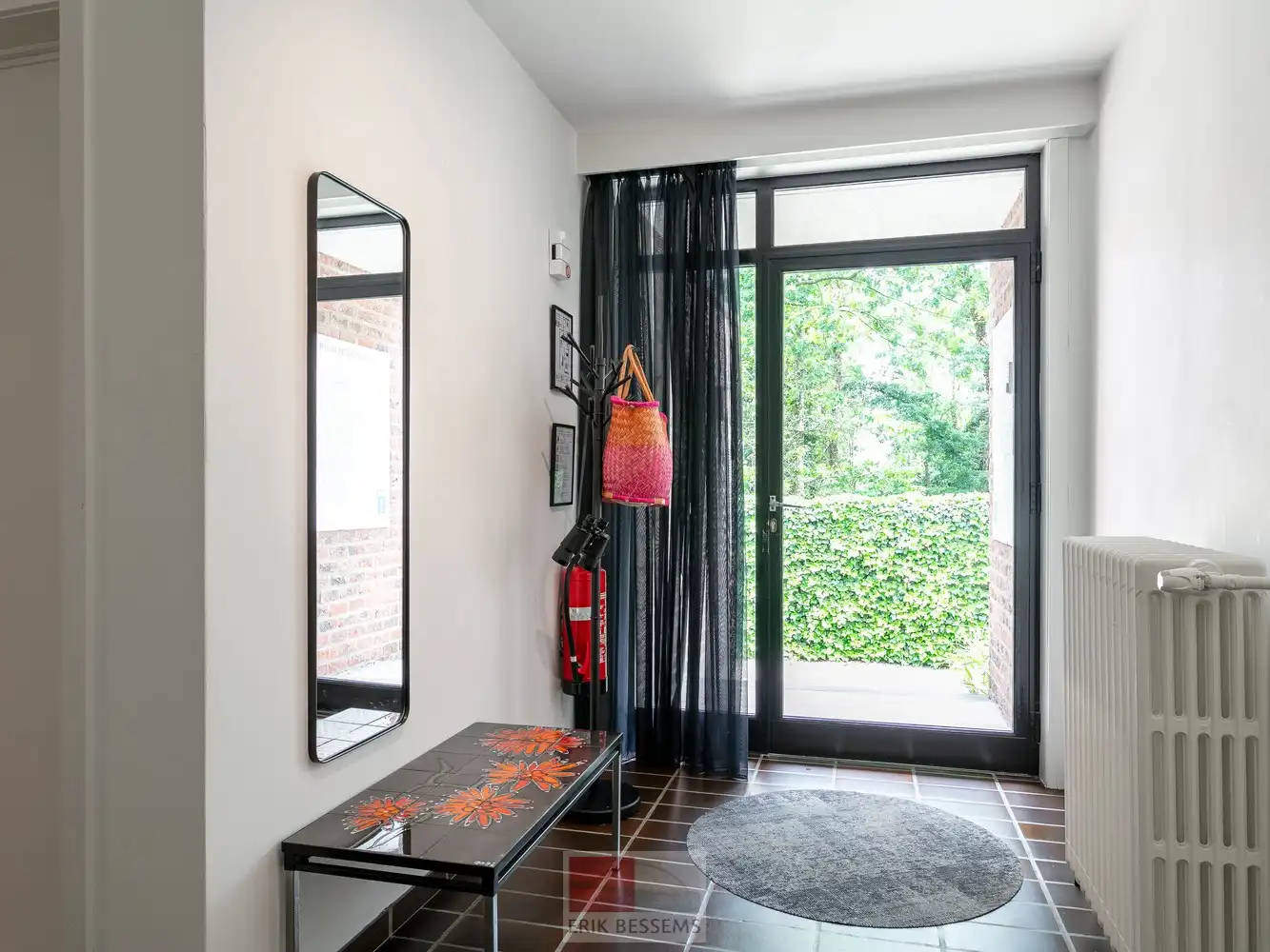 Instapklare, volledig onderkelderde bungalow, gelegen op een royaal perceel van 731 m², met een bewoonbare oppervlakte van ca. 159 m². foto 3