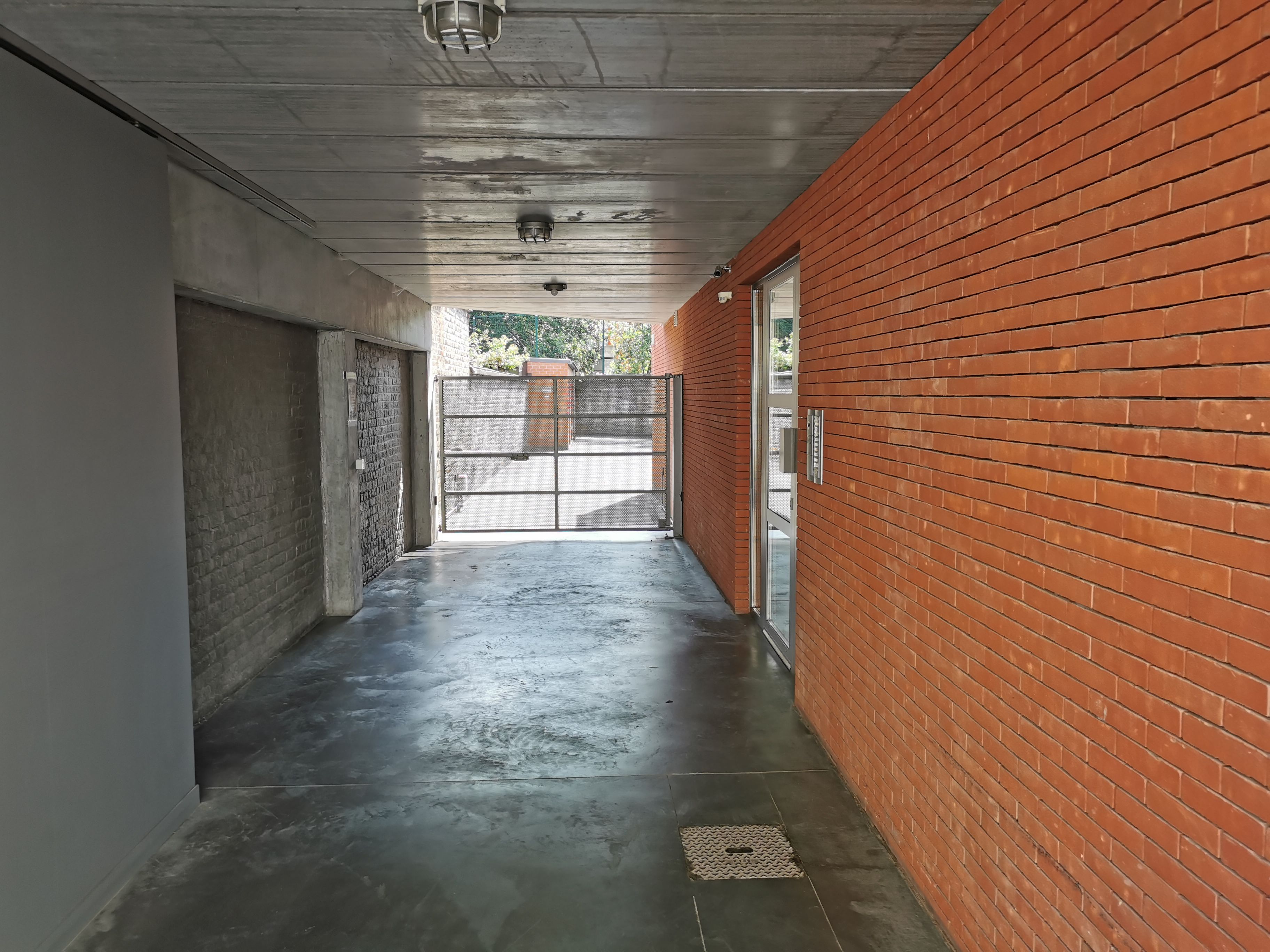 Goed gelegen gezellige ongemeubelde studio foto 2