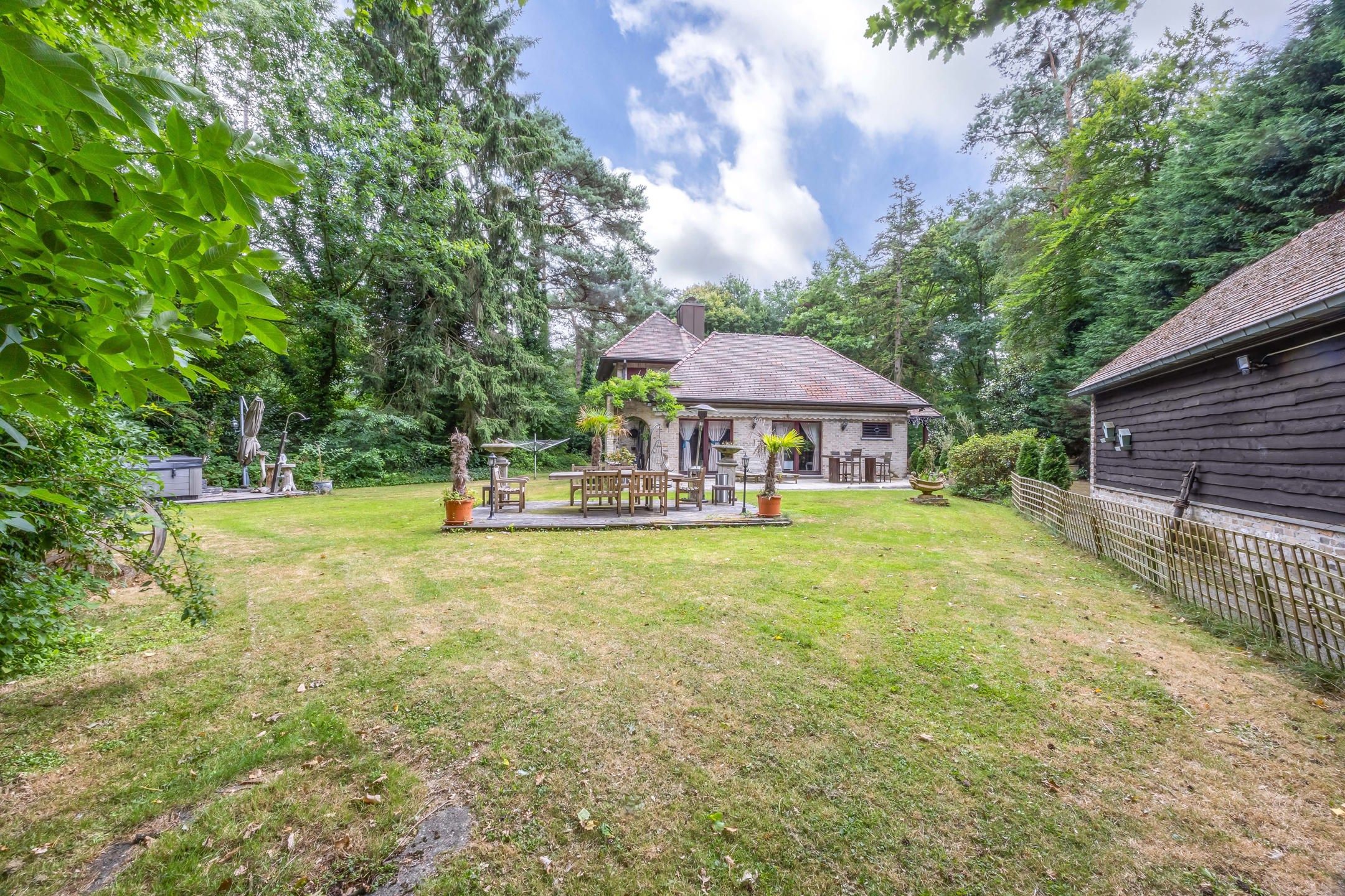 Woning met bijgebouw op groen domein van 3.905 m2 foto 8
