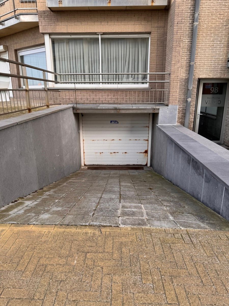 Ruime staanplaats/garage aan de Zeedijk in Oostende. foto 4