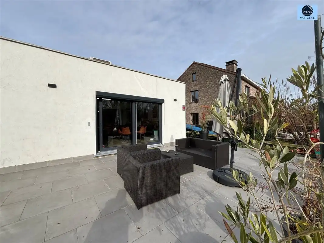 GERENOVEERDE HOB MET GROTE TUIN EN 2 GARAGES foto 12