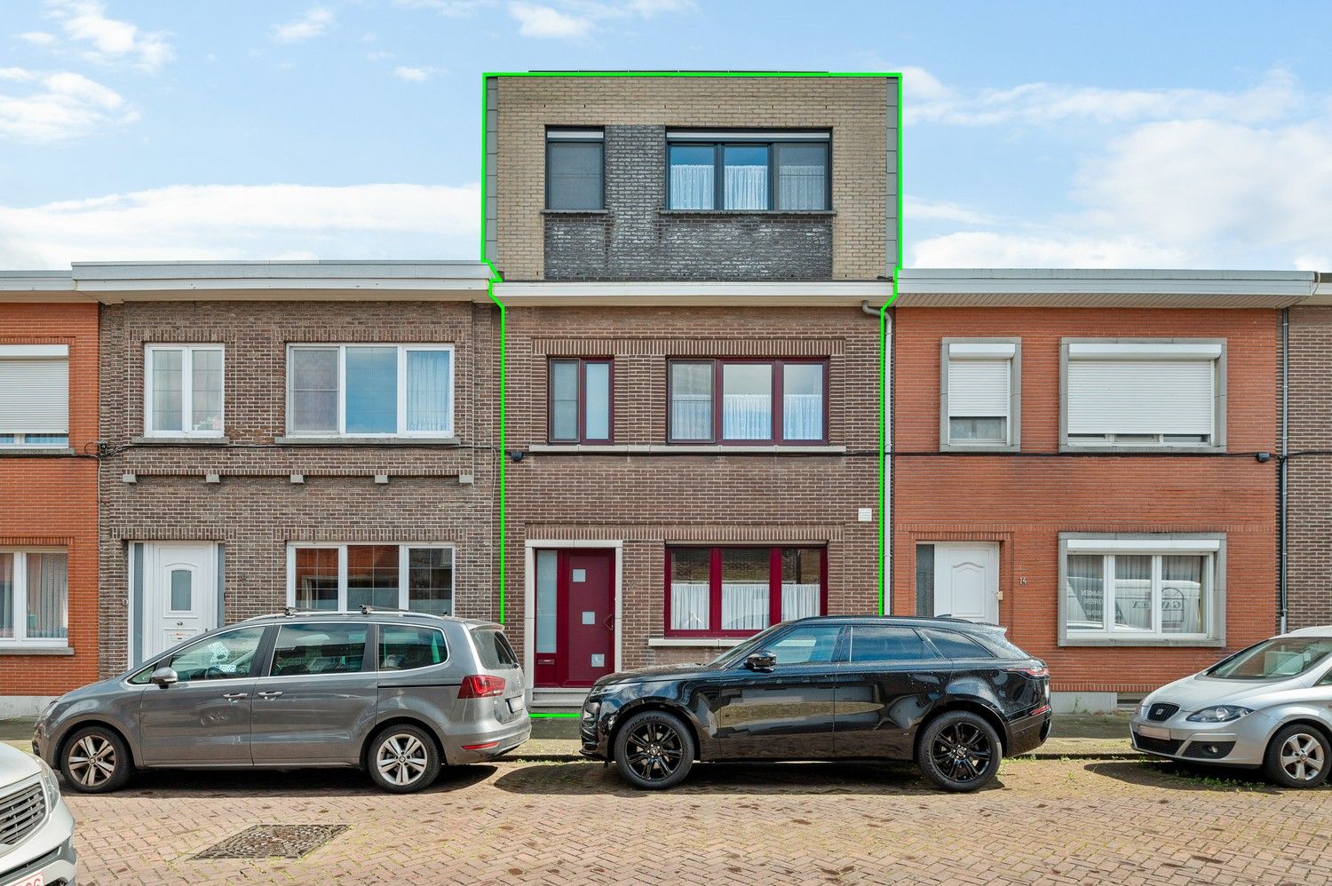 Instapklare woning met 4 SLPKS en ruime tuin in Merksem! foto 2